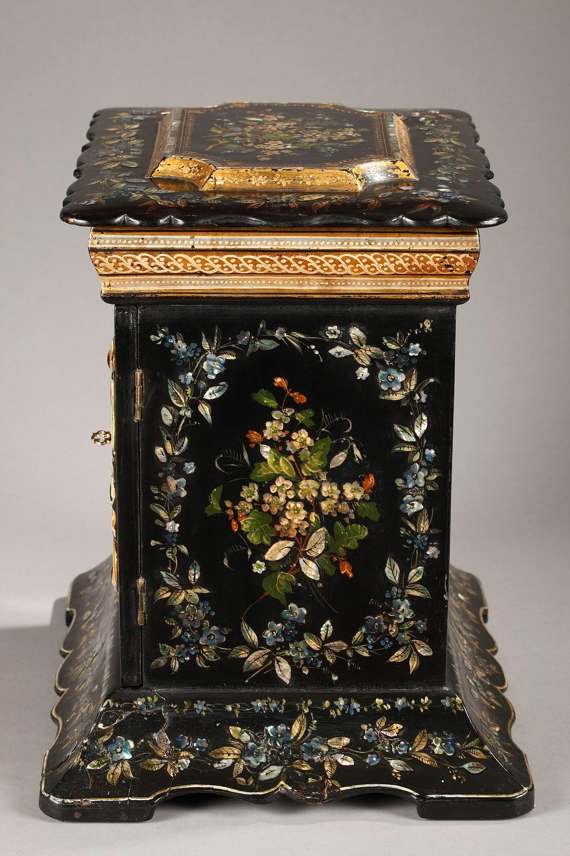 Late 19th Century English Table Casket with Mother-of-pearl Inlay For Sale 13