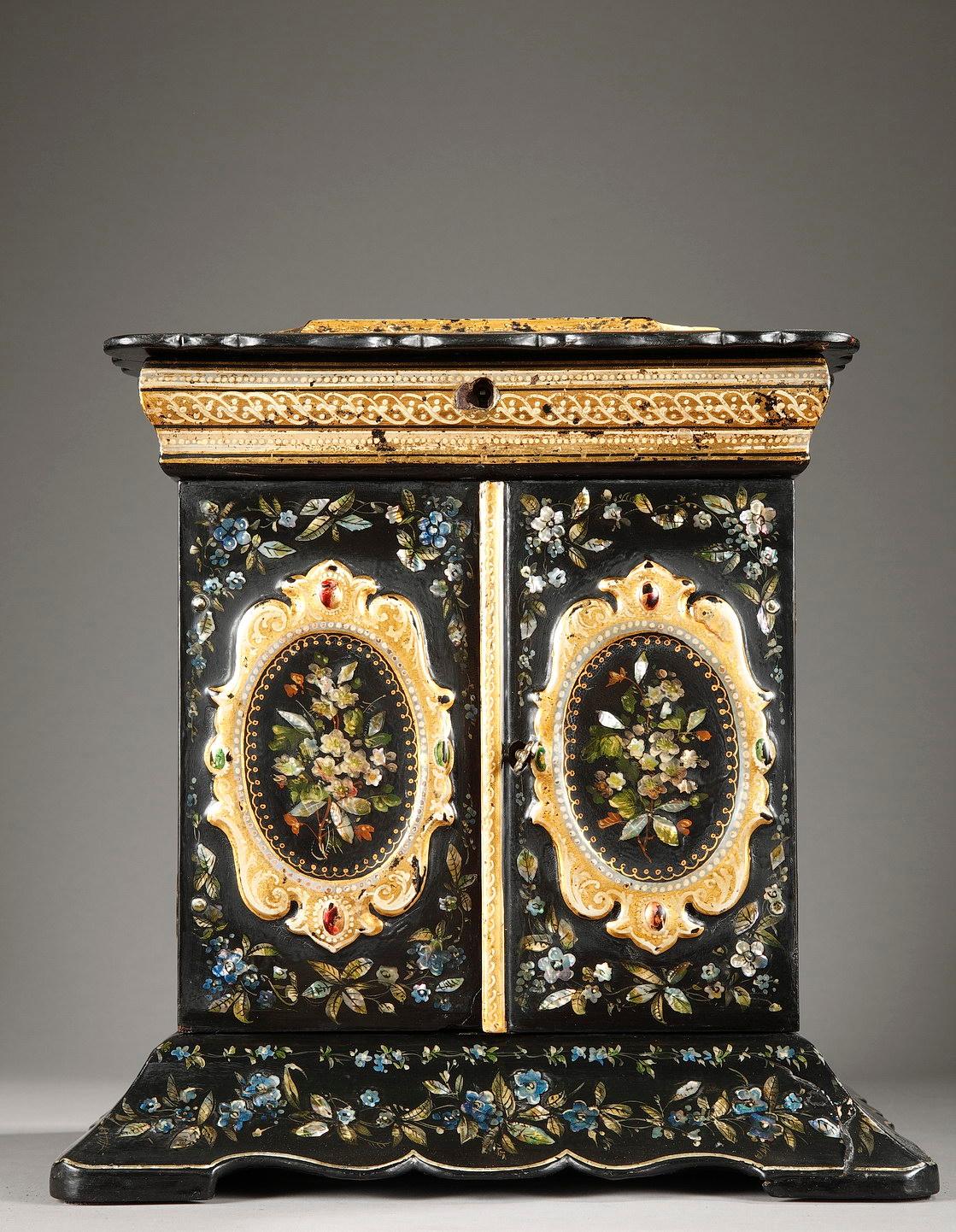 Late 19th Century English Table Casket with Mother-of-pearl Inlay In Good Condition For Sale In Paris, FR