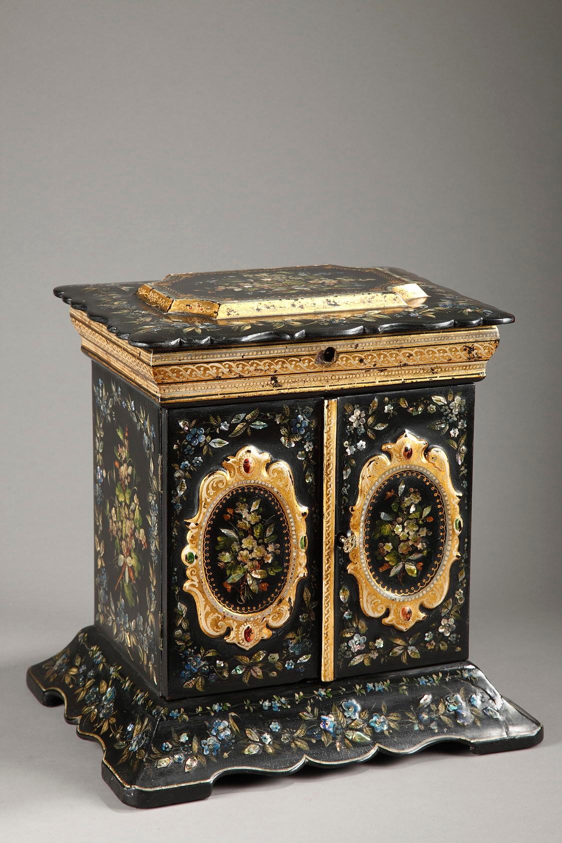 Late 19th Century English Table Casket with Mother-of-pearl Inlay For Sale 1