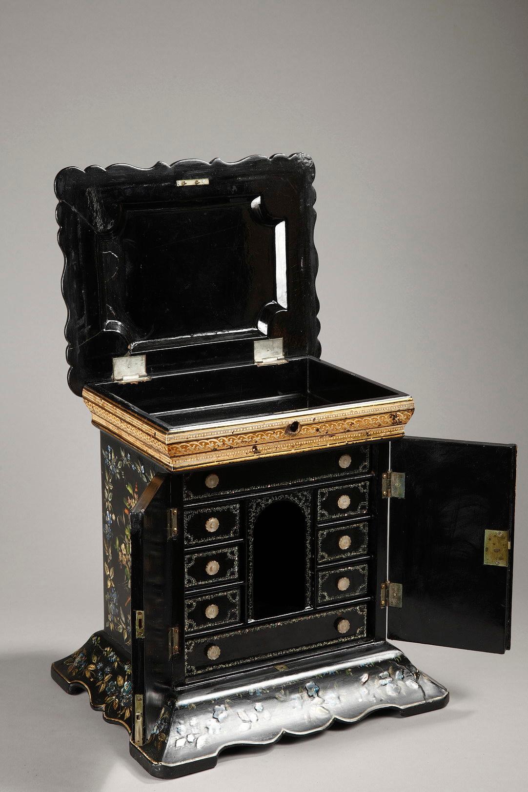 Late 19th Century English Table Casket with Mother-of-pearl Inlay For Sale 2