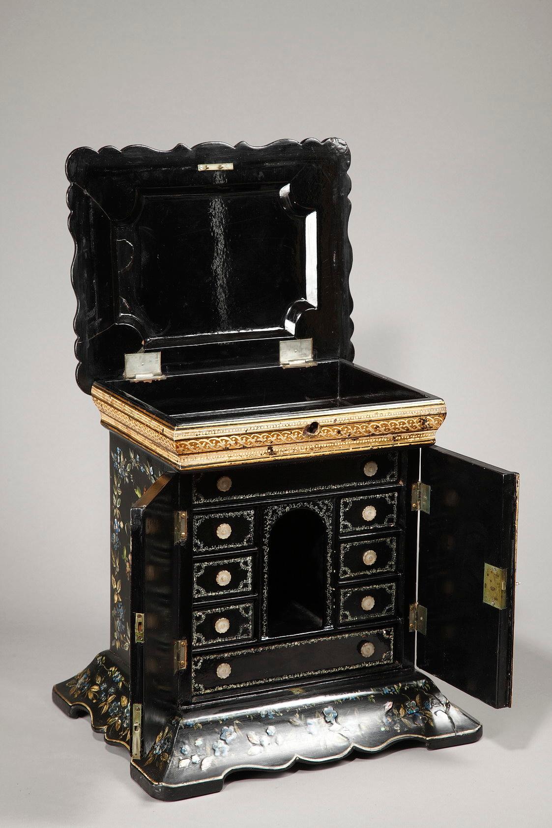 Late 19th Century English Table Casket with Mother-of-pearl Inlay For Sale 3