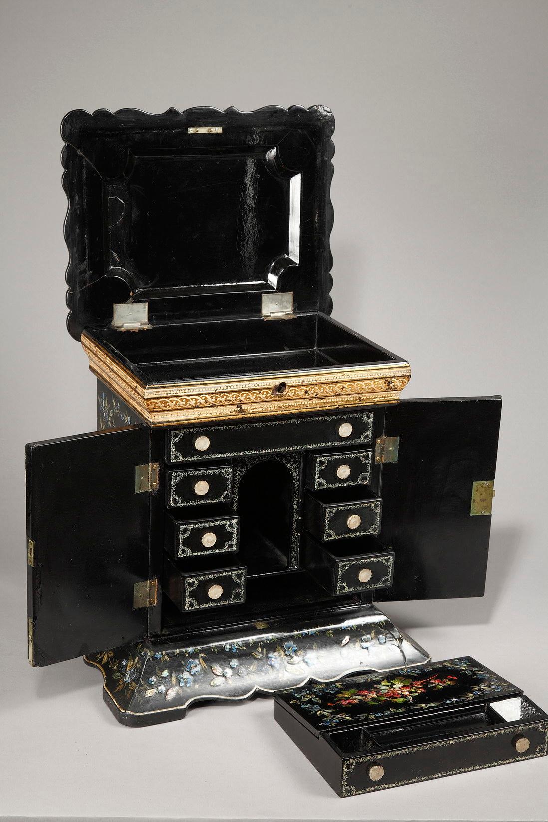 Late 19th Century English Table Casket with Mother-of-pearl Inlay For Sale 4