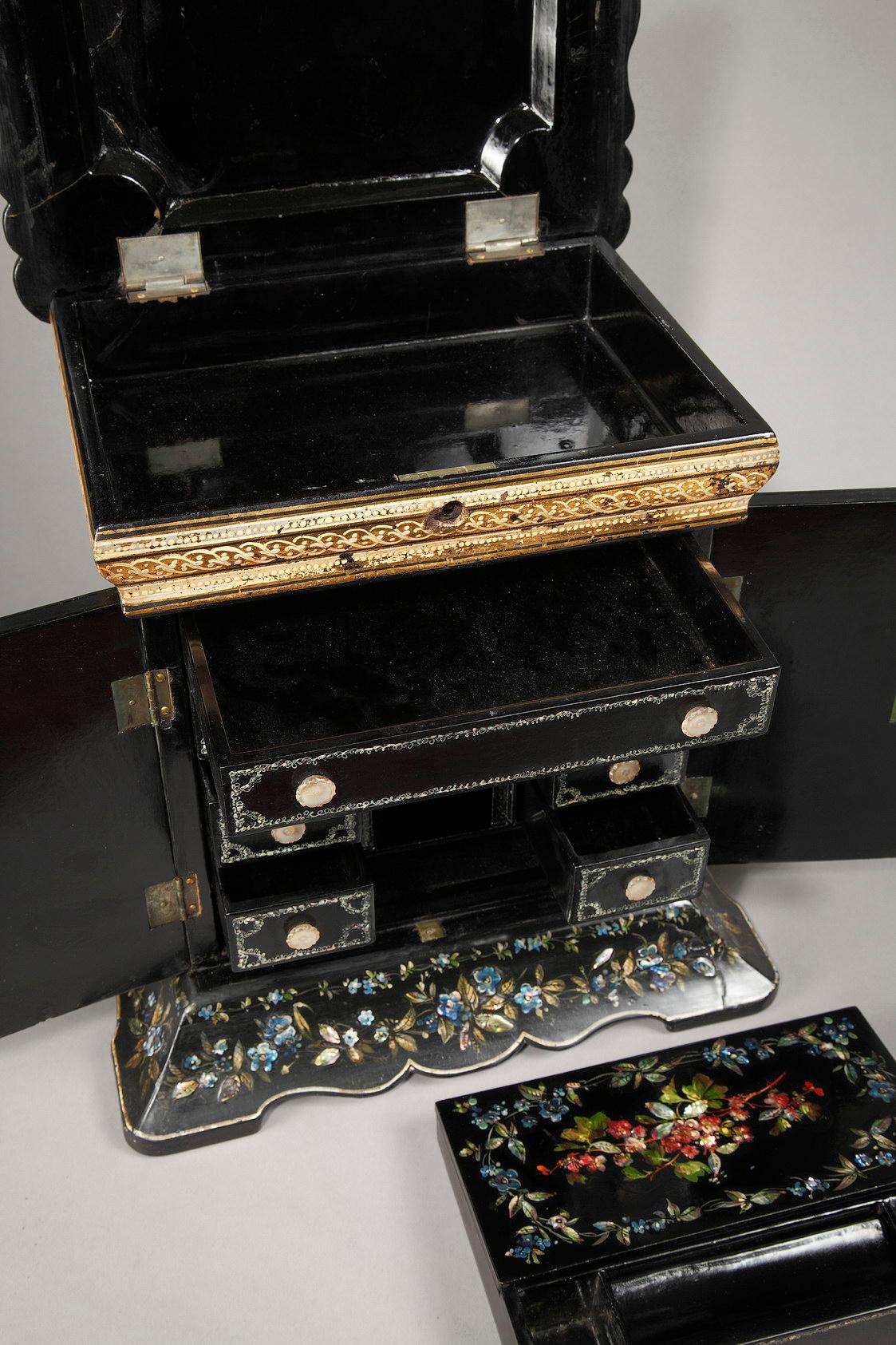 Late 19th Century English Table Casket with Mother-of-pearl Inlay For Sale 5