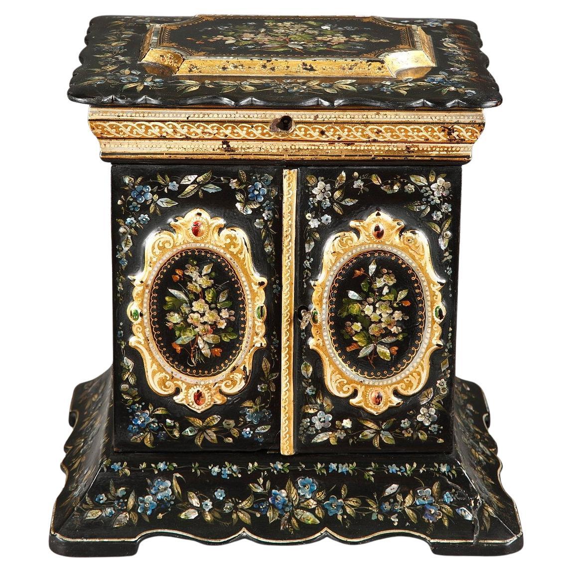 Late 19th Century English Table Casket with Mother-of-pearl Inlay