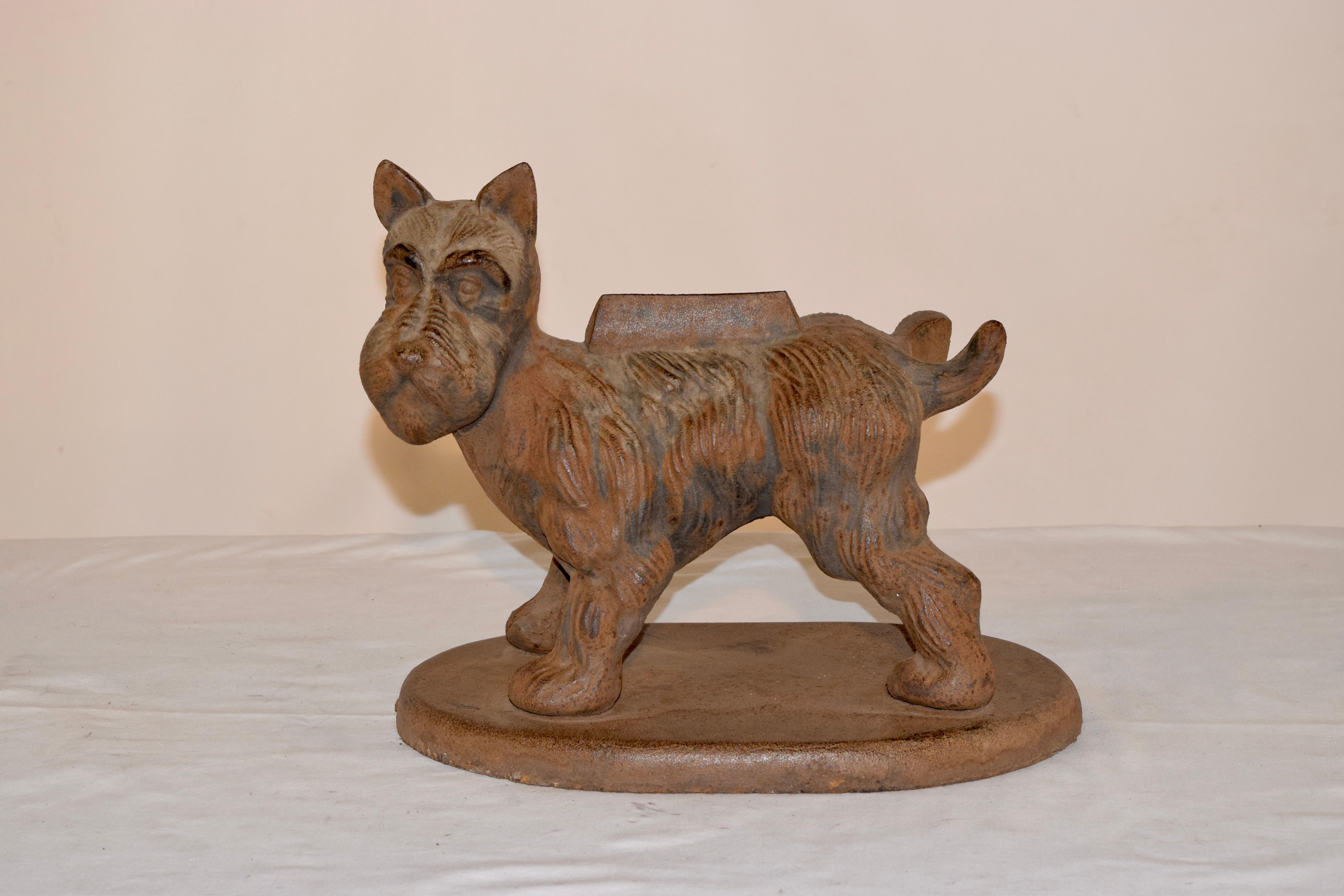 Englischer Schuhabstreifer aus dem späten 19. Jahrhundert aus Eisen in Form eines Terriers, der sein Bein hebt, um sein Revier zu markieren. Ein witziges Stück für Ihren Garten und ein echter Gesprächsstoff.