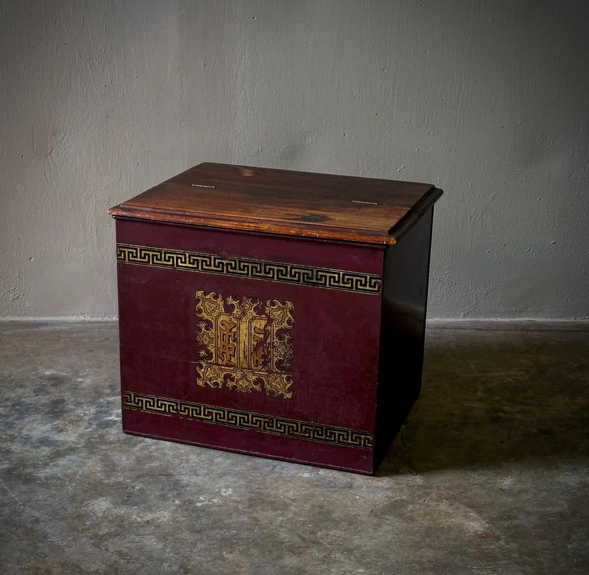 Late Victorian Late 19th Century English Tin and Wood Storage Box For Sale