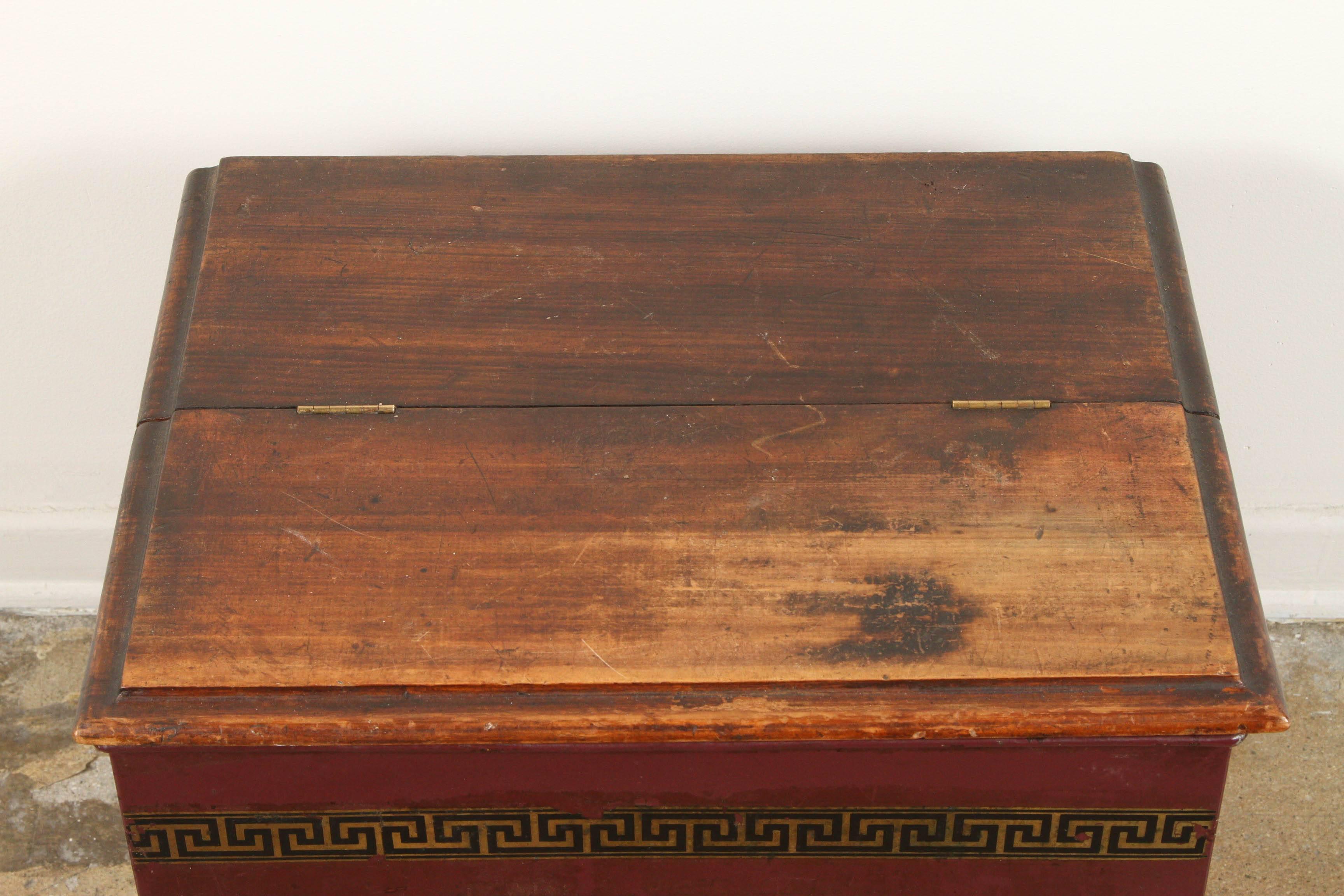 Englische Aufbewahrungsbox aus Zinn und Holz aus dem späten 19 (Chinesisch) im Angebot