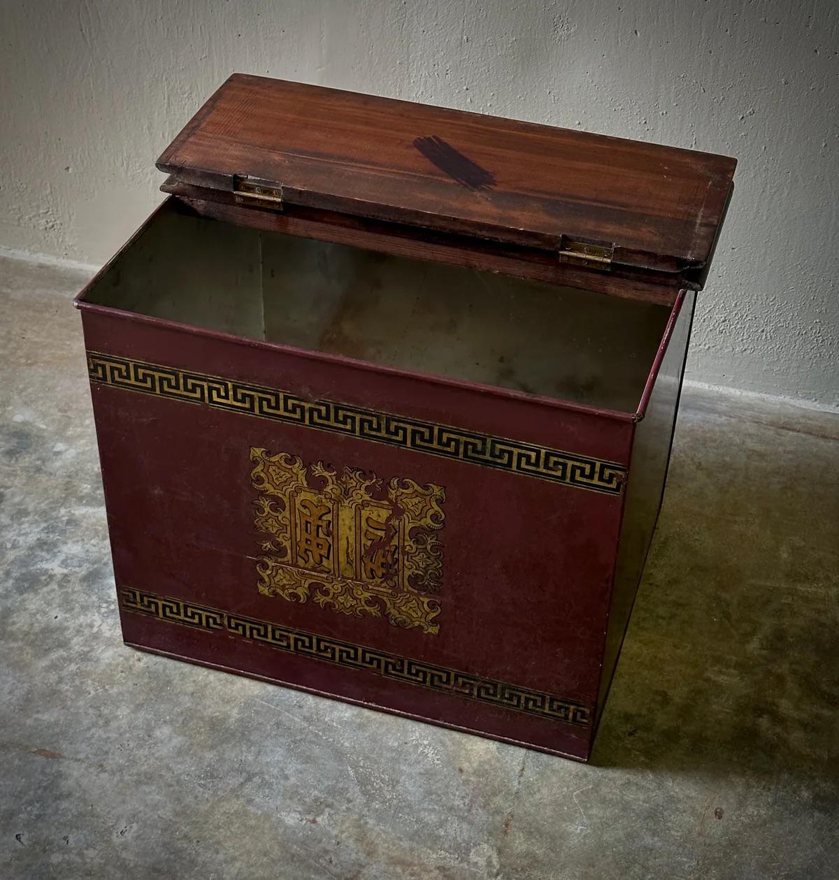 Late 19th Century English Tin and Wood Storage Box In Excellent Condition For Sale In Los Angeles, CA