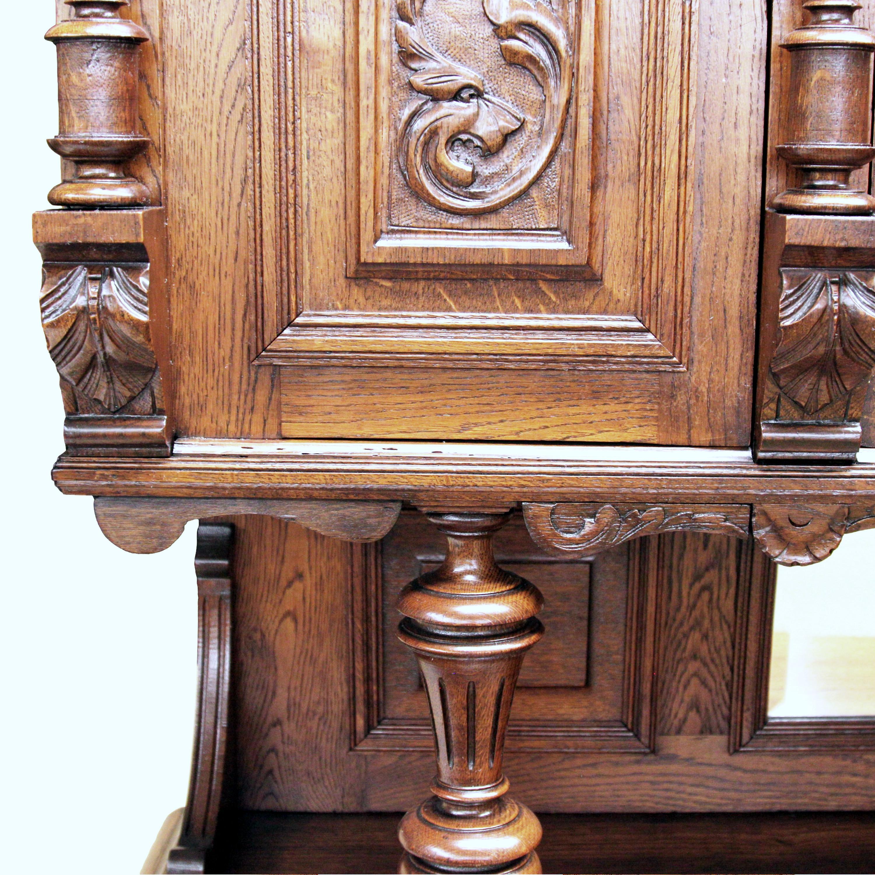 Late 19th Century English Victorian Break Front Oak Cabinet  For Sale 2