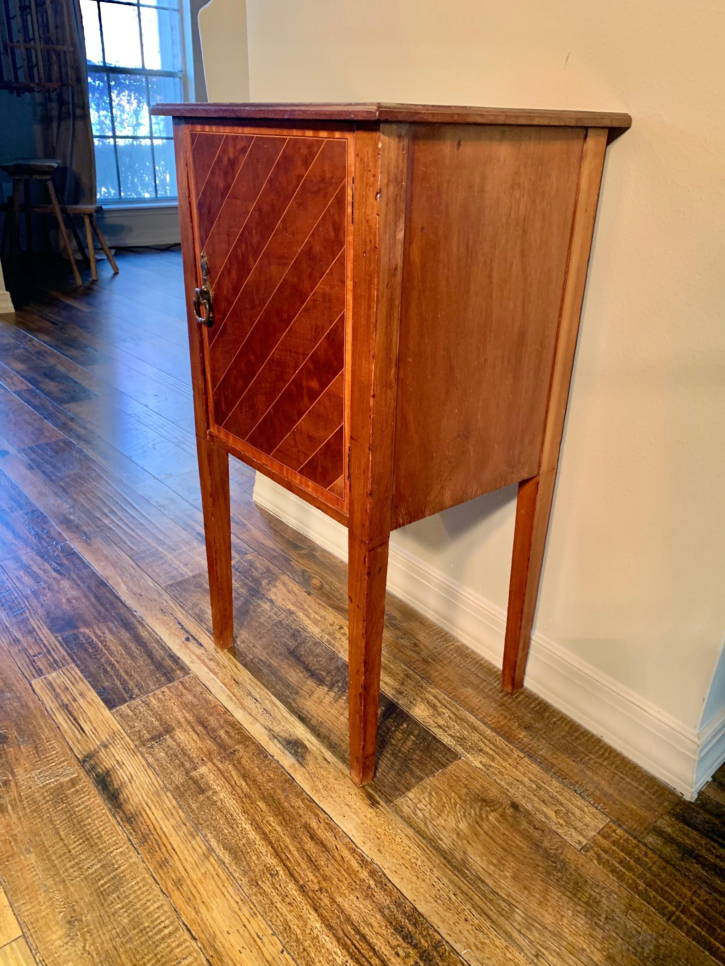 Late 19th Century English Walnut Maple & Co Cabinet Side Table In Good Condition For Sale In Burton, TX
