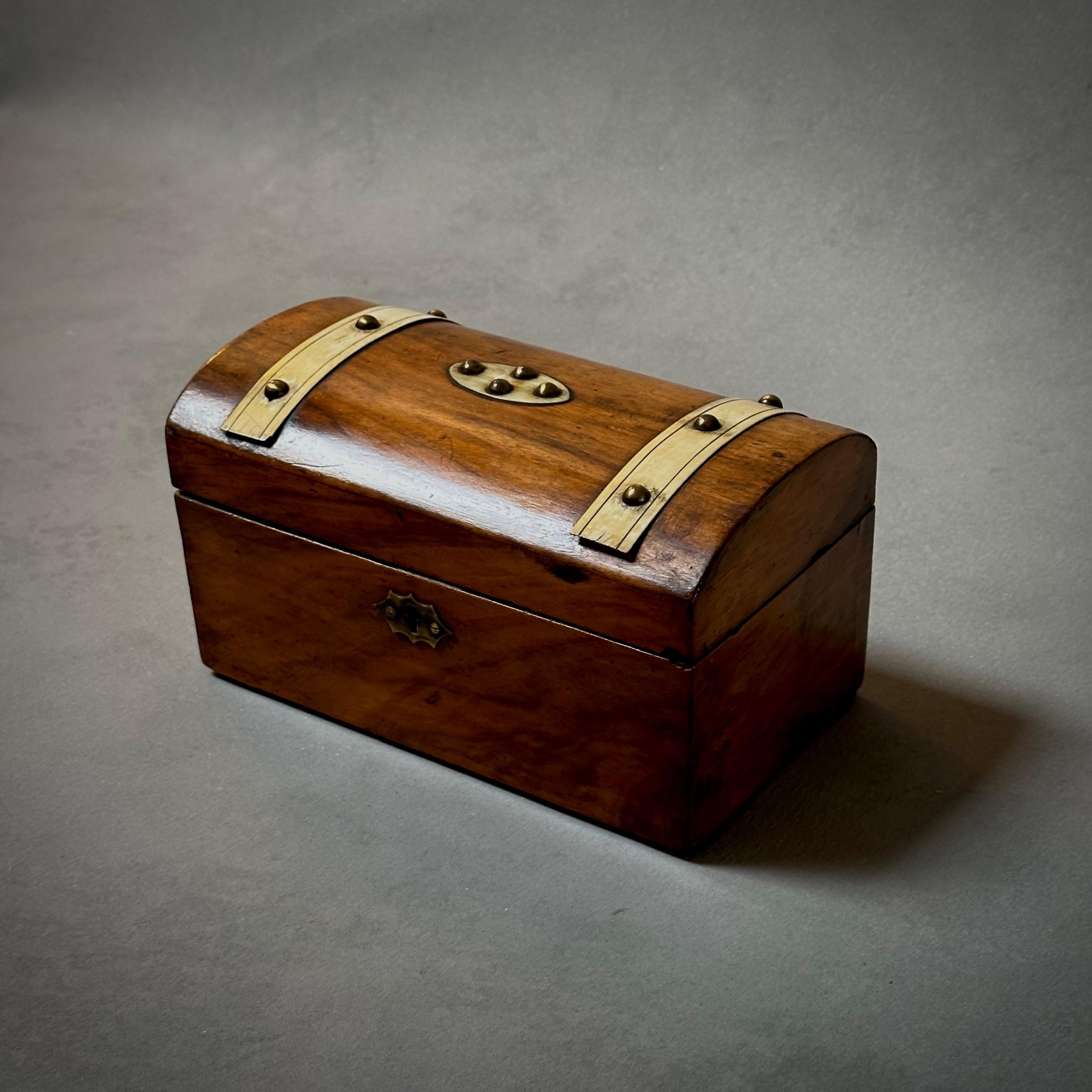 Late 19th Century English Walnut Tea Caddy In Good Condition For Sale In Los Angeles, CA