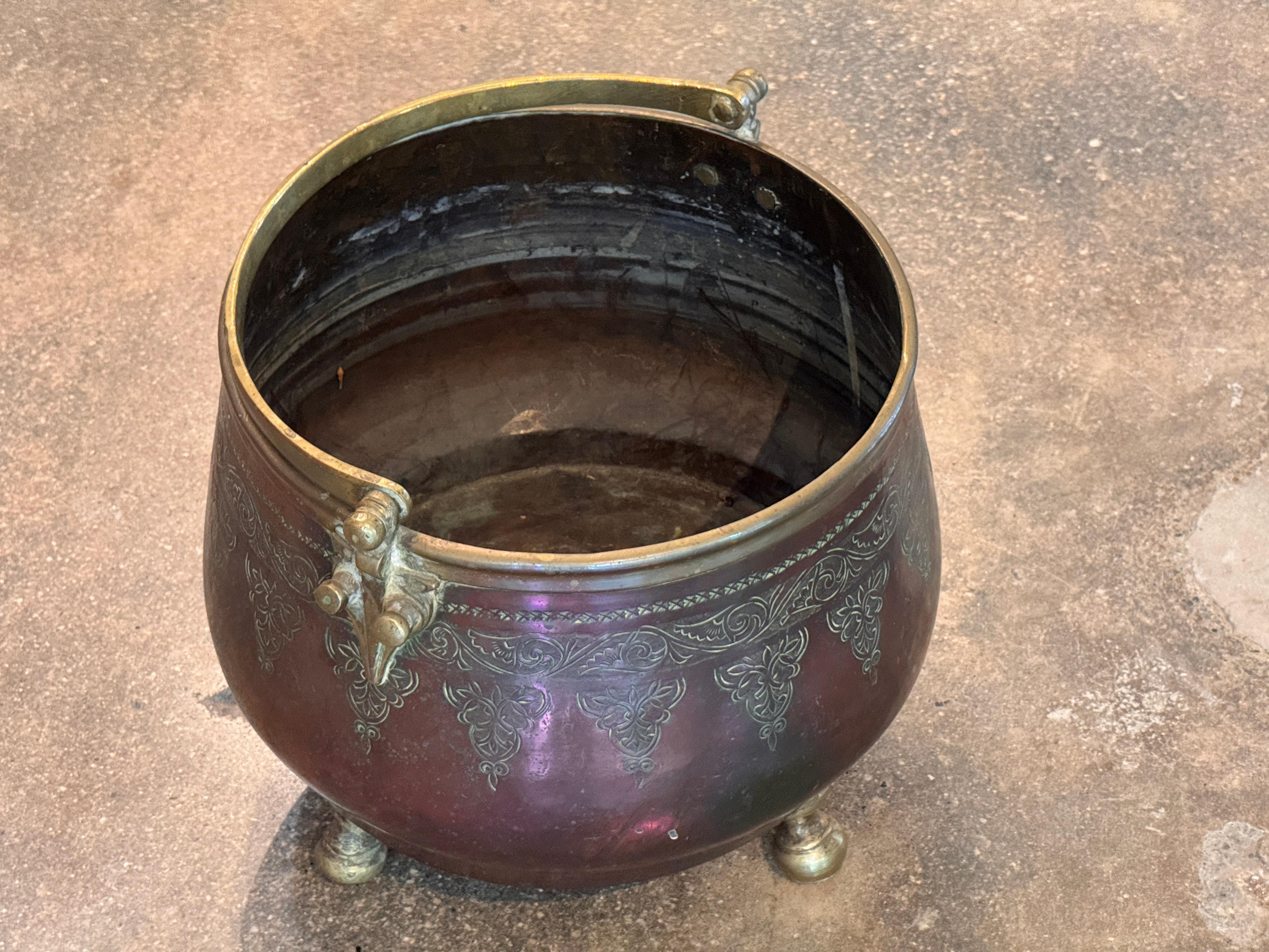 Cubo de latón marroquí grabado de finales del siglo XIX sobre pies Marroquí en venta