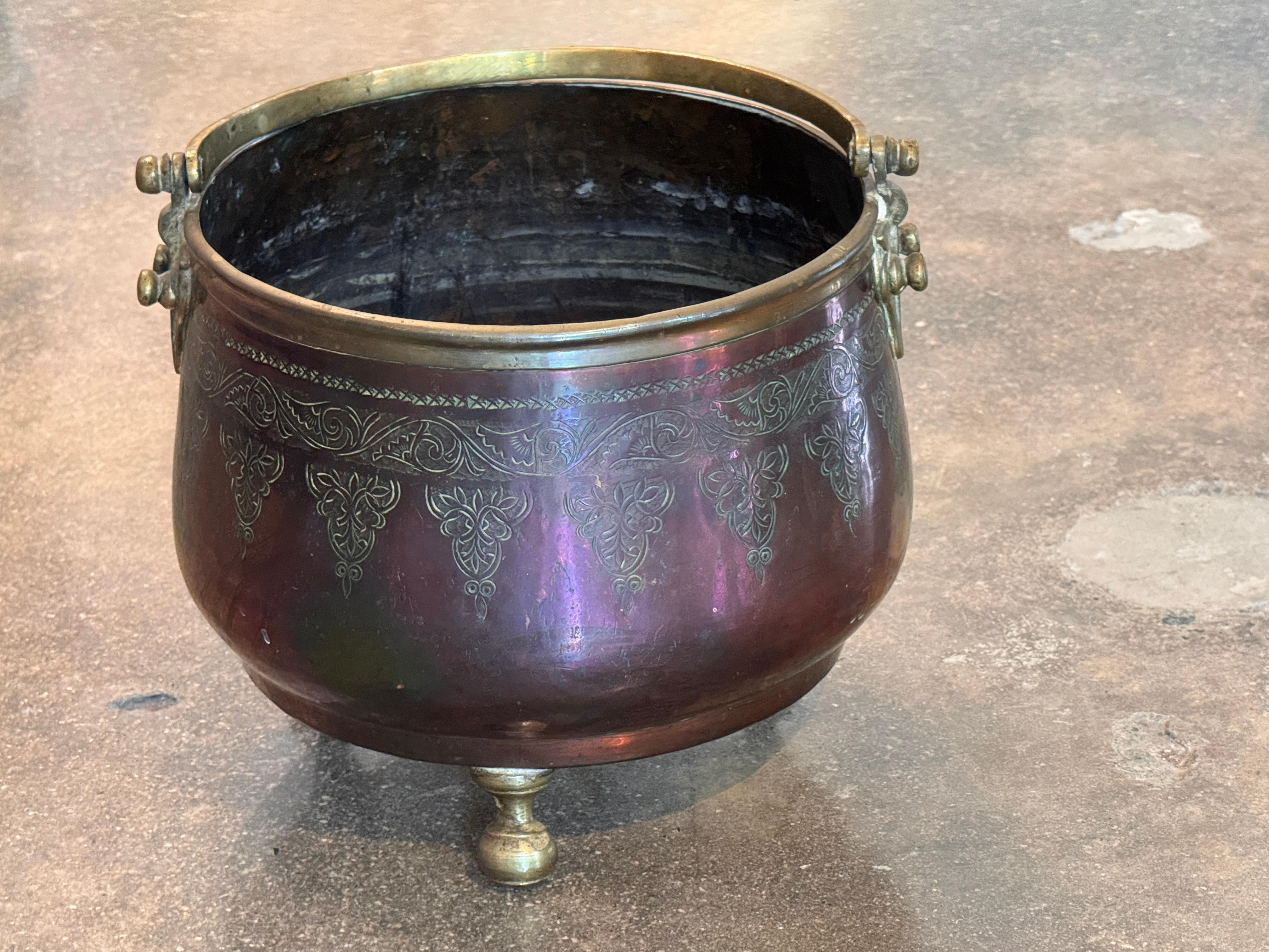 Cubo de latón marroquí grabado de finales del siglo XIX sobre pies en Bueno estado para la venta en Charlottesville, VA