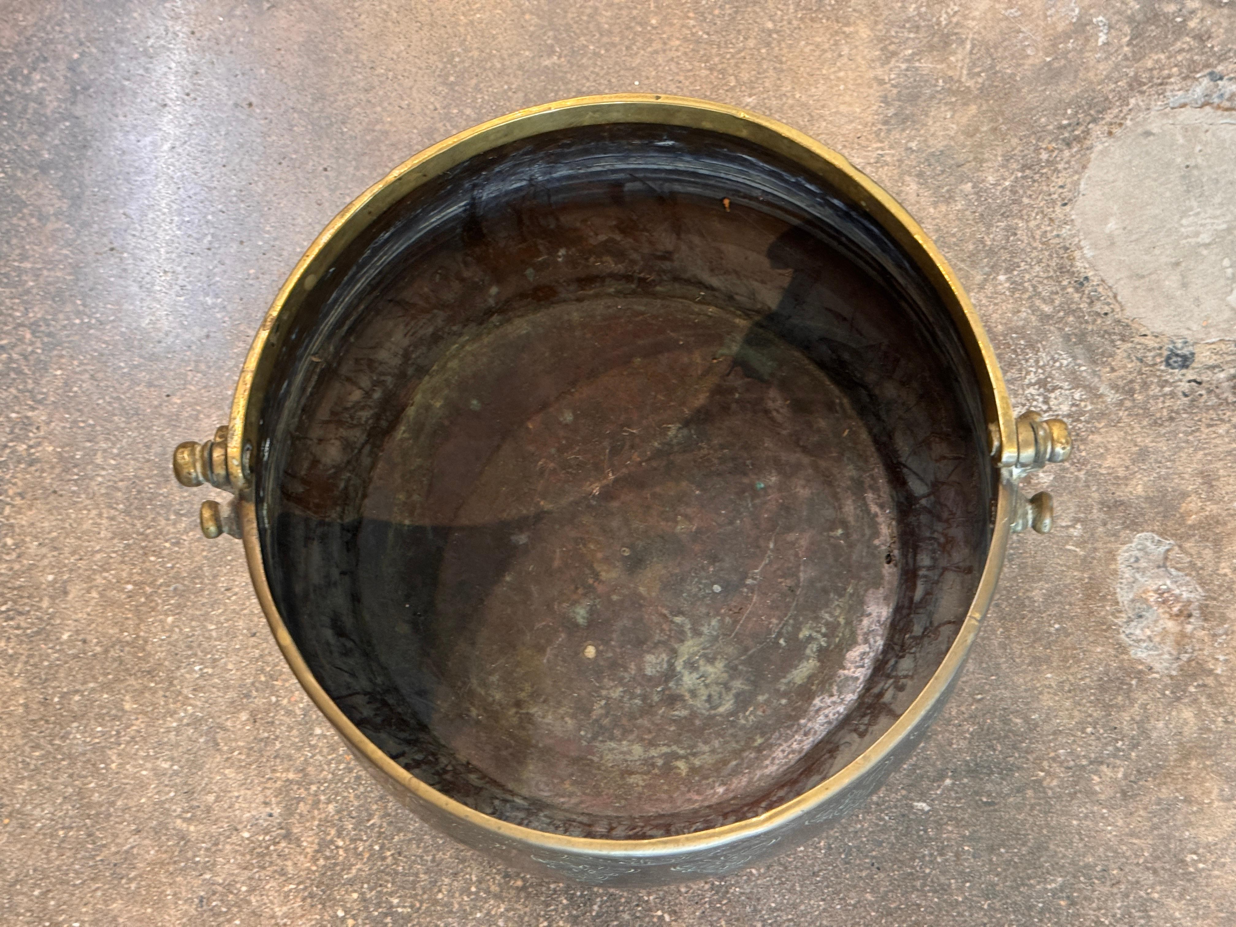 Cubo de latón marroquí grabado de finales del siglo XIX sobre pies Latón en venta