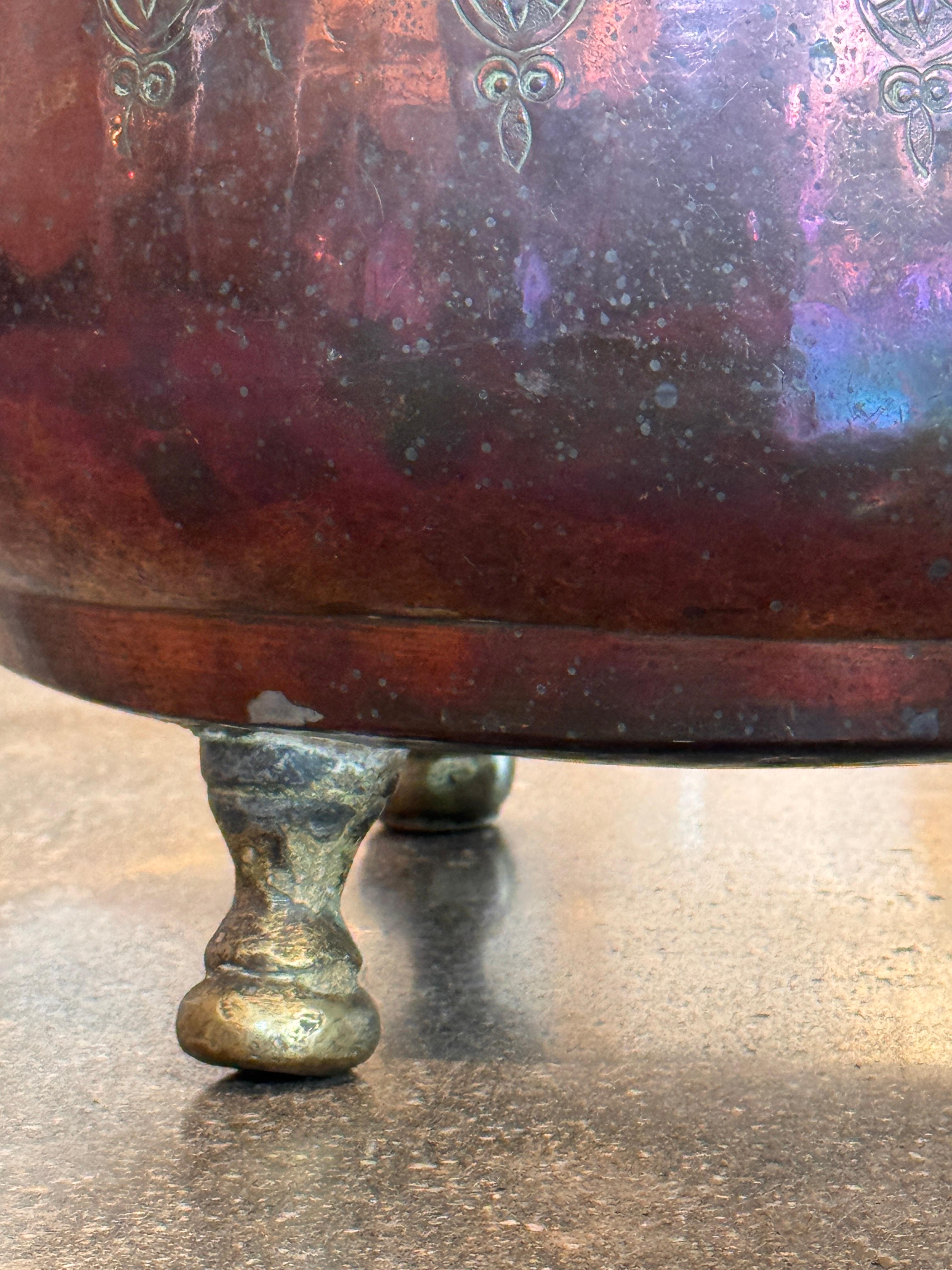 Cubo de latón marroquí grabado de finales del siglo XIX sobre pies en venta 3