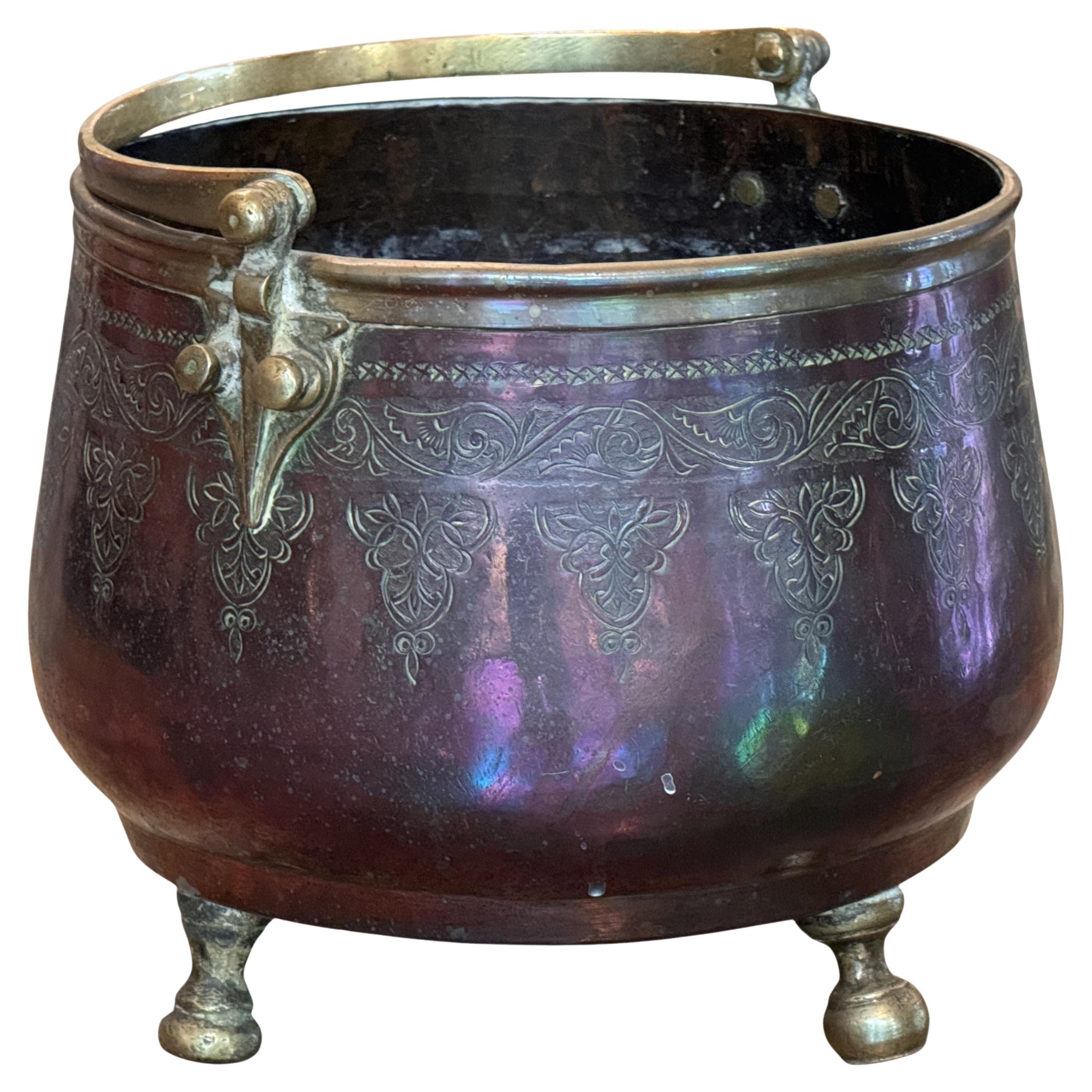 Cubo de latón marroquí grabado de finales del siglo XIX sobre pies en venta