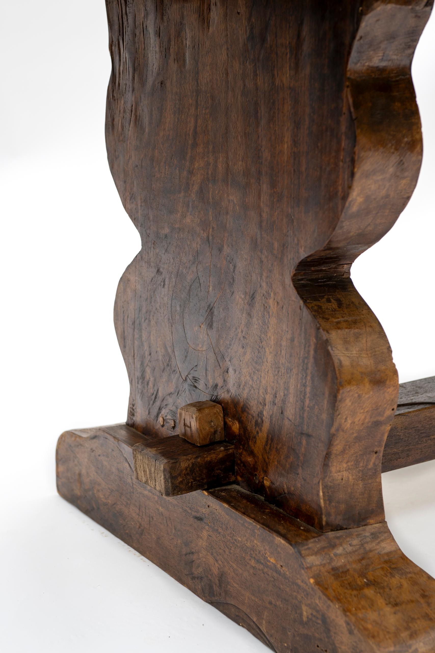 Tavolo da fattoria rustico europeo della fine del XIX secolo, fatto a mano in vendita 10