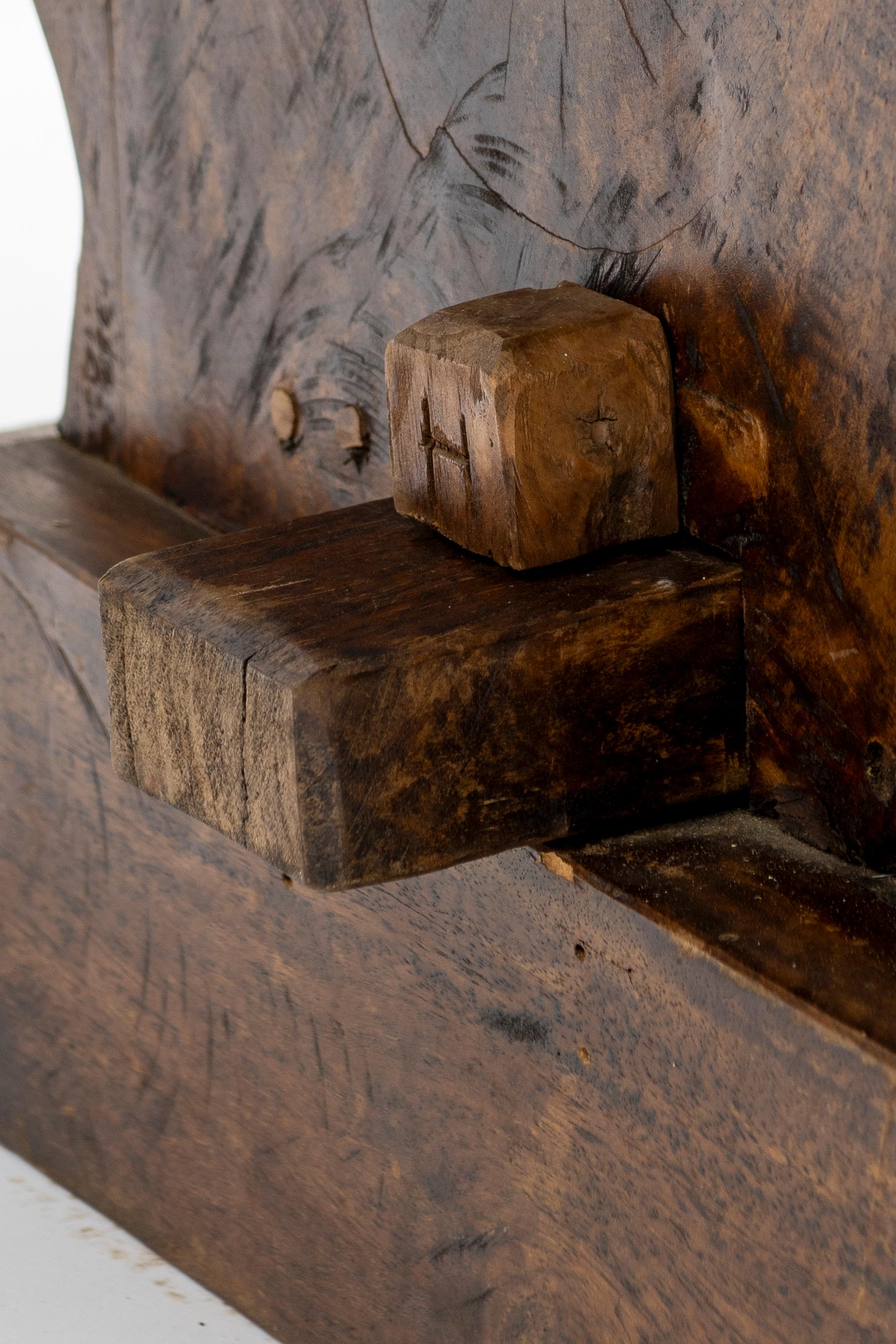 Tavolo da fattoria rustico europeo della fine del XIX secolo, fatto a mano in vendita 13