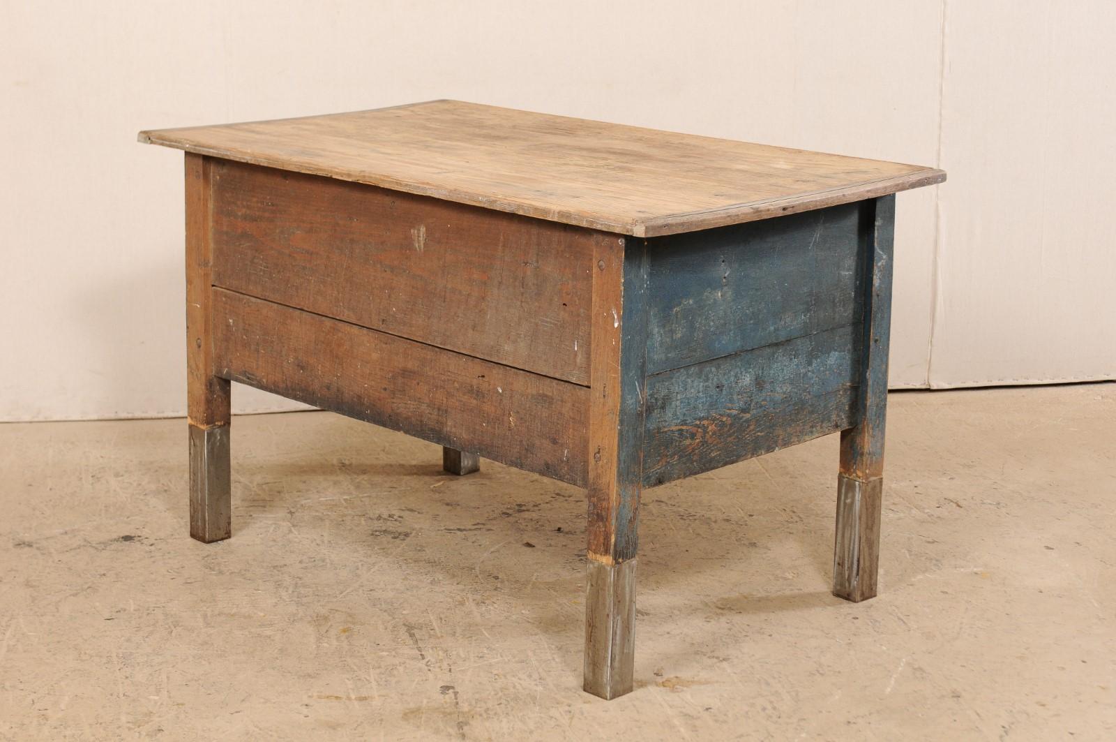 Europäischer Tischschrank mit großer Aufbewahrungsfläche aus dem späten 19. Jahrhundert (Metall) im Angebot