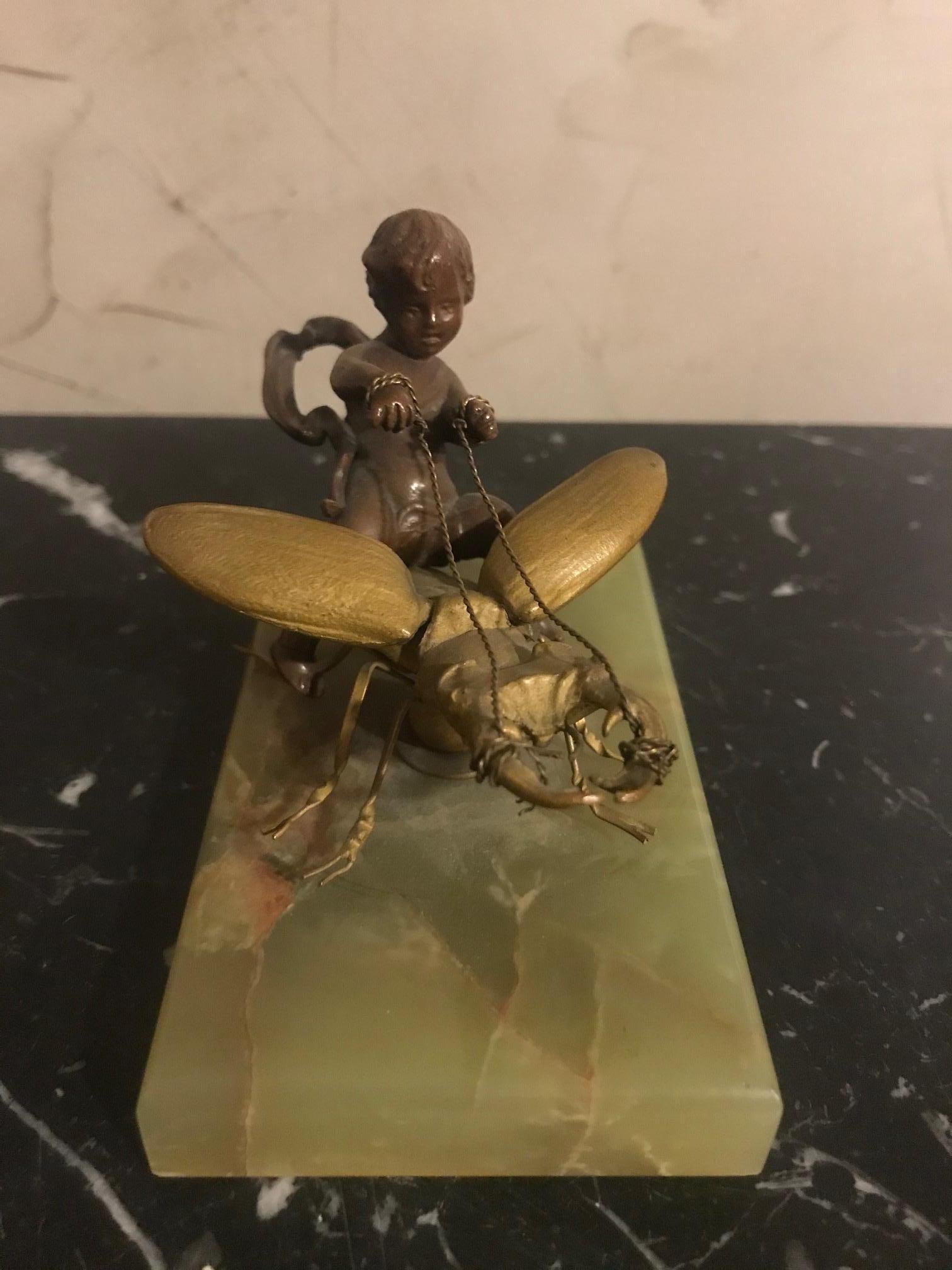 Très belle et rare statue en bronze du XIXe siècle représentant un enfant chevauchant un scarabée dans le style d'Eutrope Bouret (1833-1906) sur un socle en marbre vert.
Très rare, jamais vu ce sujet en bronze. Deux patines de bronze
