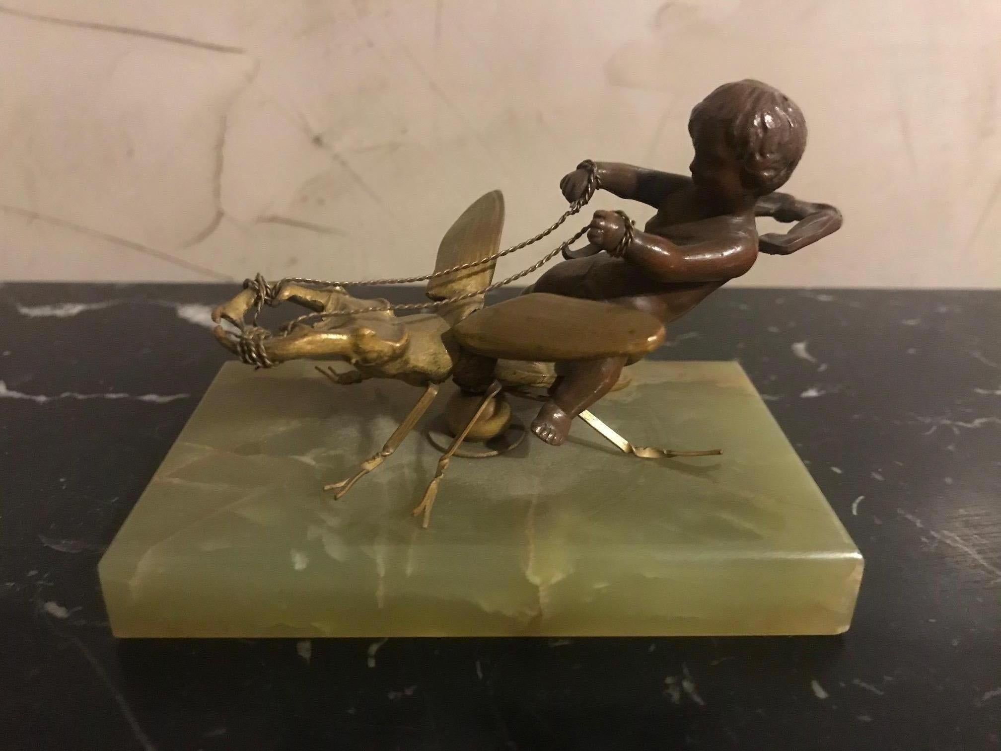 Français Statue d'enfant en bronze de style Eutrope Bouret de la fin du XIXe siècle sur un scarabée en vente