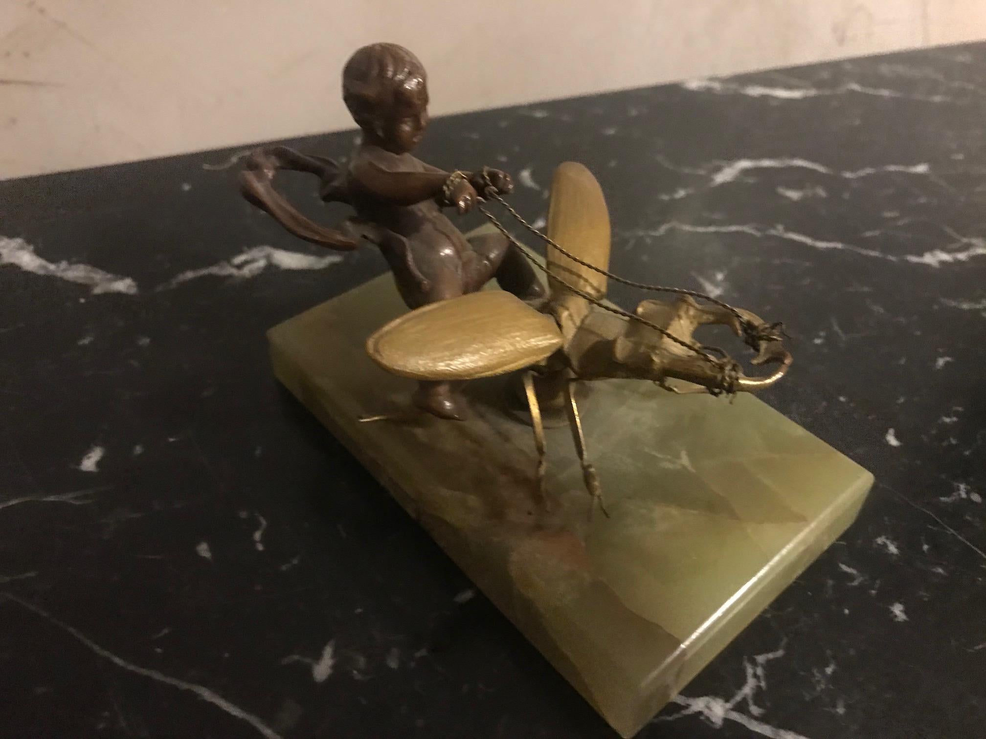 Statue d'enfant en bronze de style Eutrope Bouret de la fin du XIXe siècle sur un scarabée Bon état - En vente à LEGNY, FR