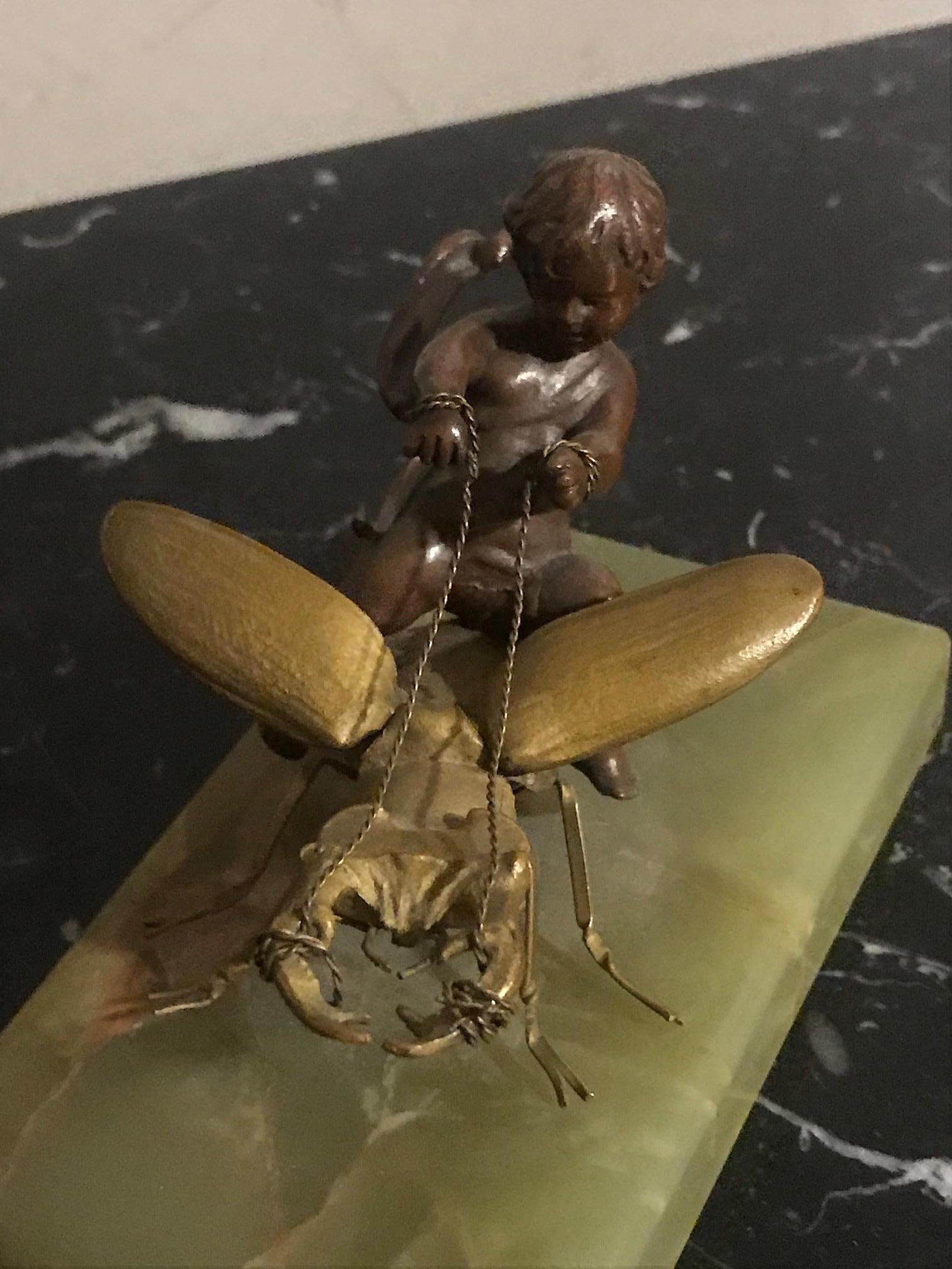 Fin du XIXe siècle Statue d'enfant en bronze de style Eutrope Bouret de la fin du XIXe siècle sur un scarabée en vente