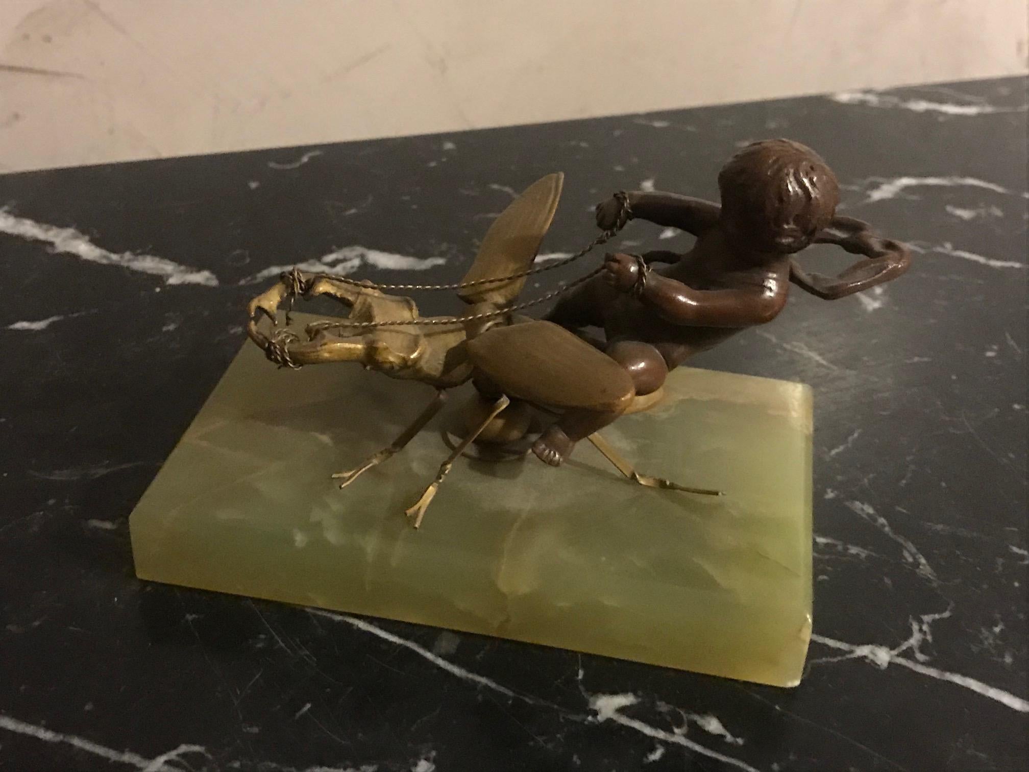 Bronze Statue d'enfant en bronze de style Eutrope Bouret de la fin du XIXe siècle sur un scarabée en vente