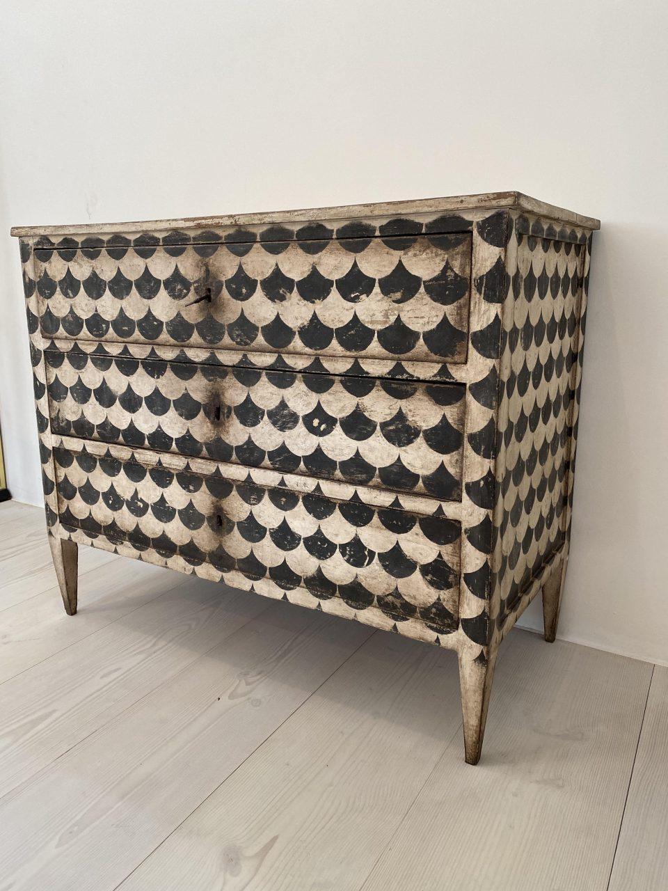 Elegant and eye-catching Italian dresser / commode / drawer furniture graphically painted in black and white. Dates from around the end of the 19th century and is a solid quality piece of furniture with 3 spacious compartments and fine tapered legs.