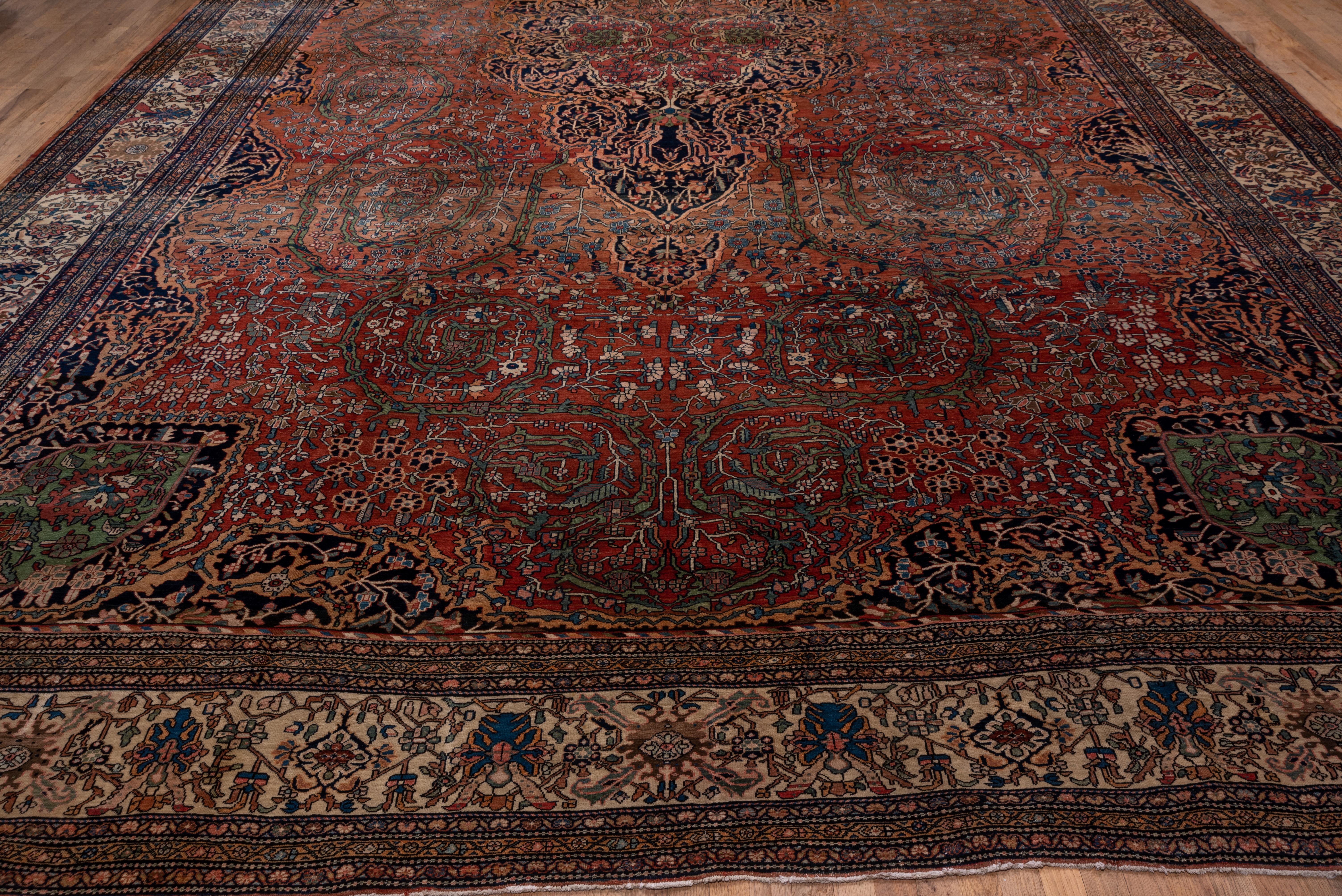 Noué à la main Tapis de manoir Farahan Sarouk de la fin du XIXe siècle, champ de rouille, médaillon central en vente