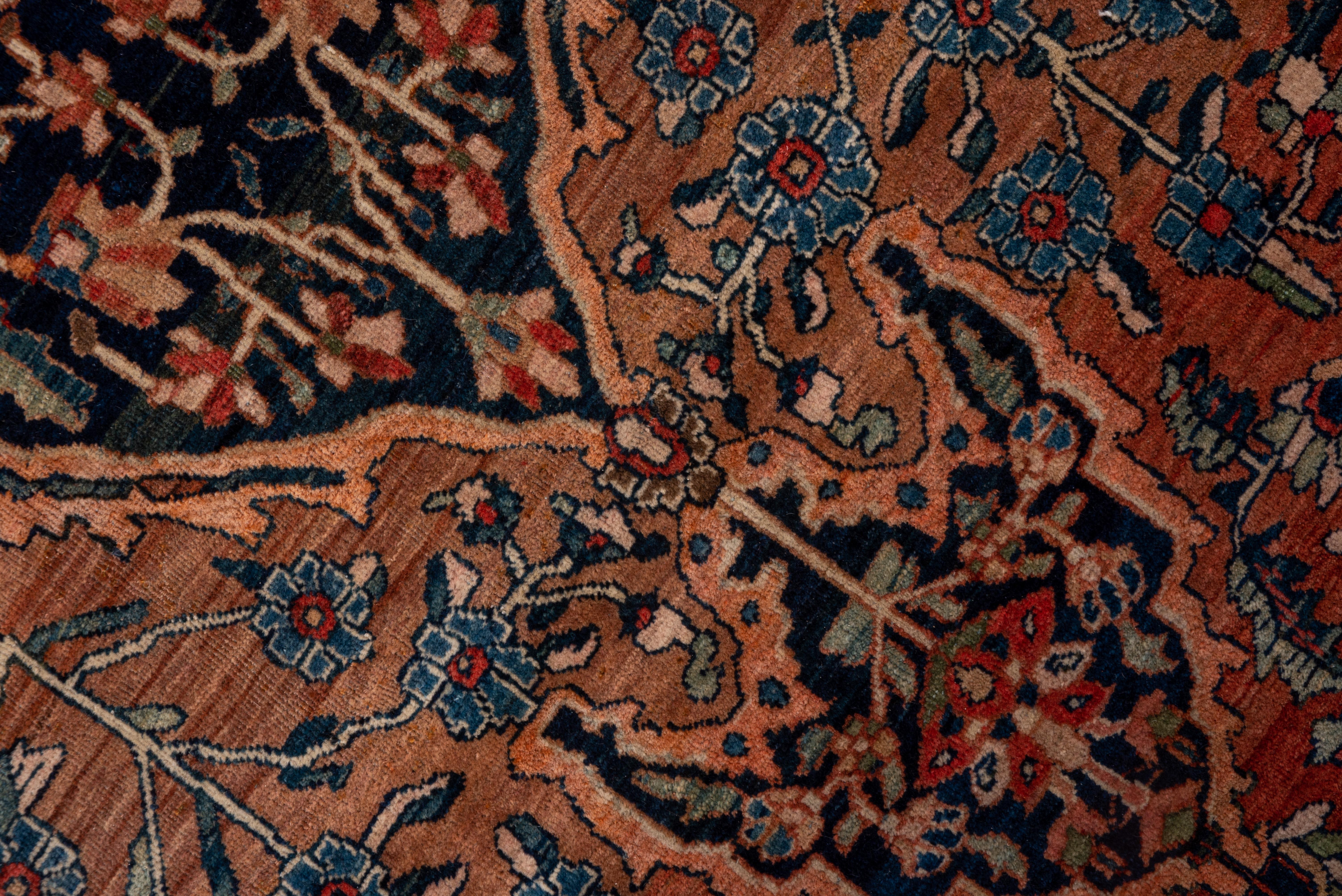 Fin du XIXe siècle Tapis de manoir Farahan Sarouk de la fin du XIXe siècle, champ de rouille, médaillon central en vente