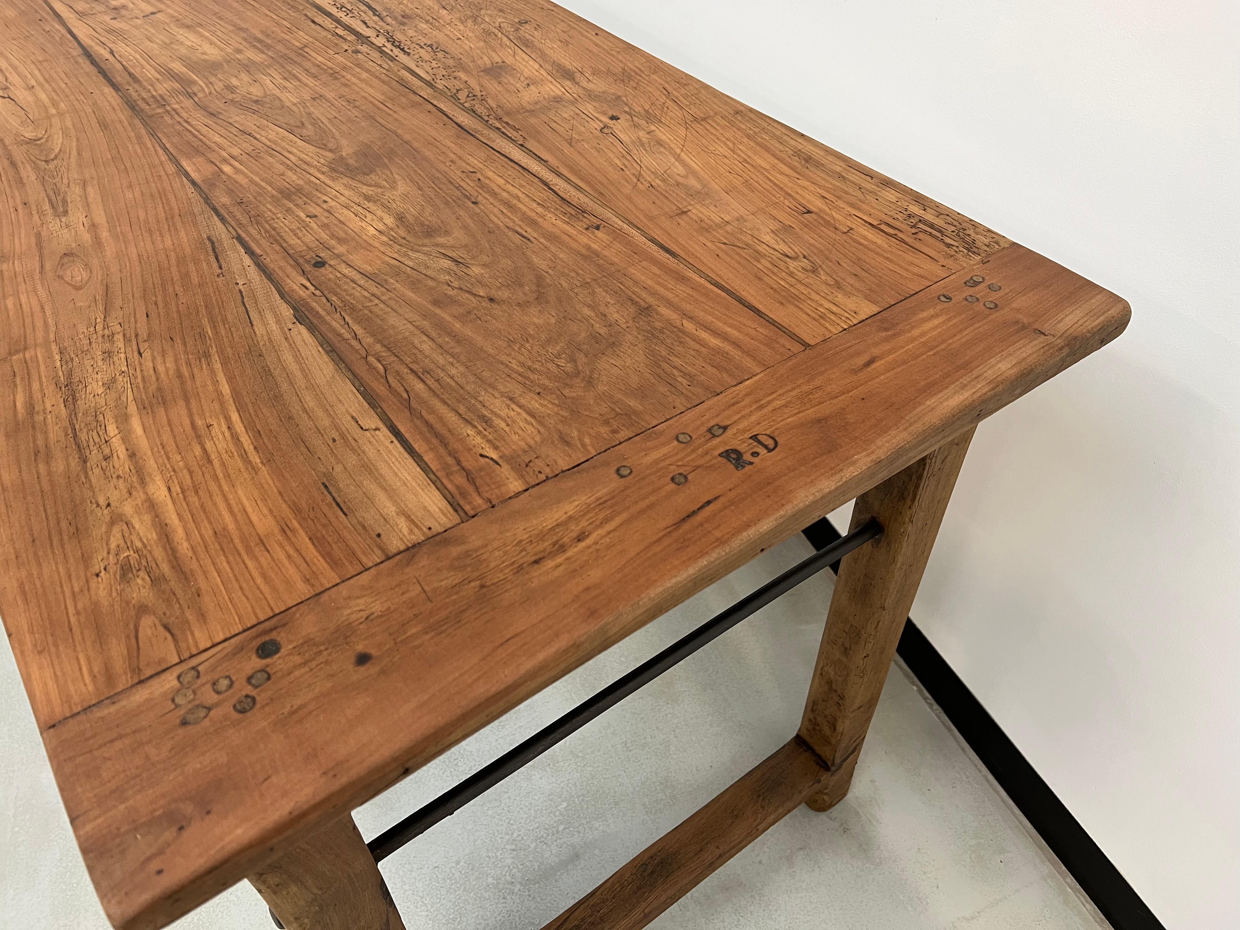Late 19th century farm table in solid cherry wood In Good Condition For Sale In LYON, FR