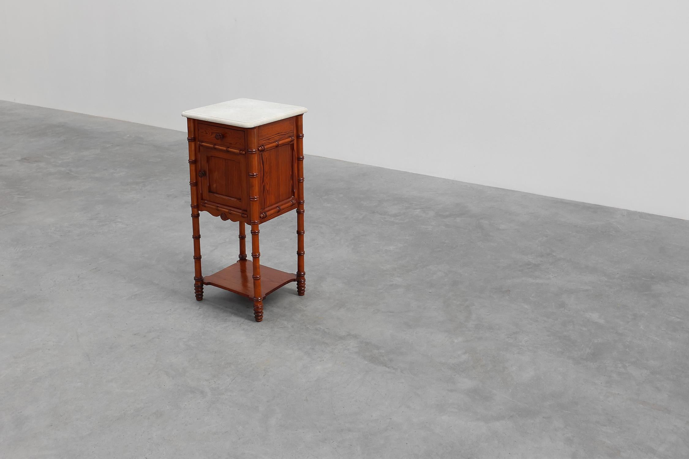 Late 19th century Faux bamboo and marble bedside table, France en vente 5