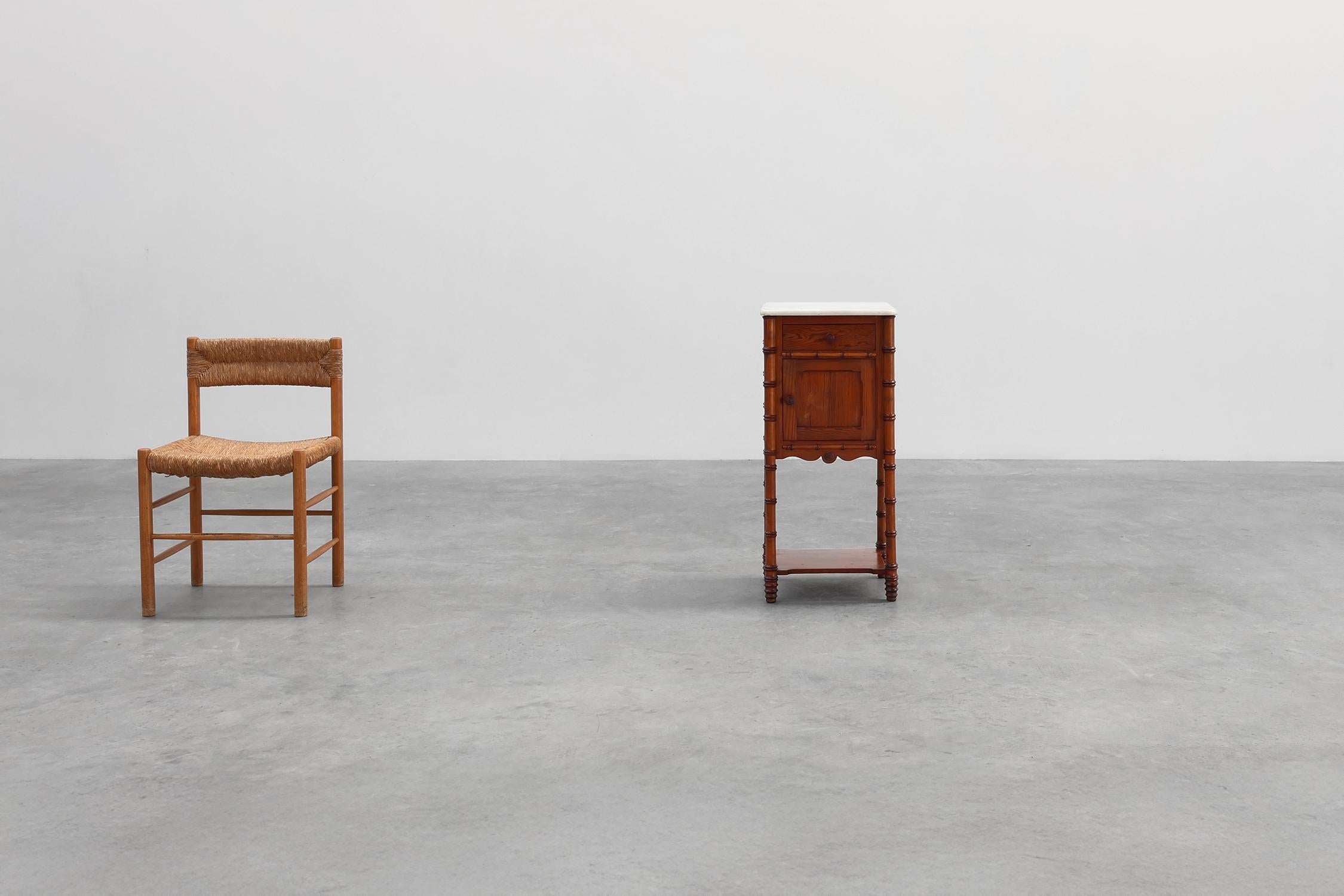 France / 1900 / table de nuit / bois, marbre de Carrare / Rustique / Antique

Un petit faux bambou français du 19ème siècle de la période Art Nouveau en France. Cette table de chevet ou petite armoire a été sculptée dans du bois de pin et agrémentée