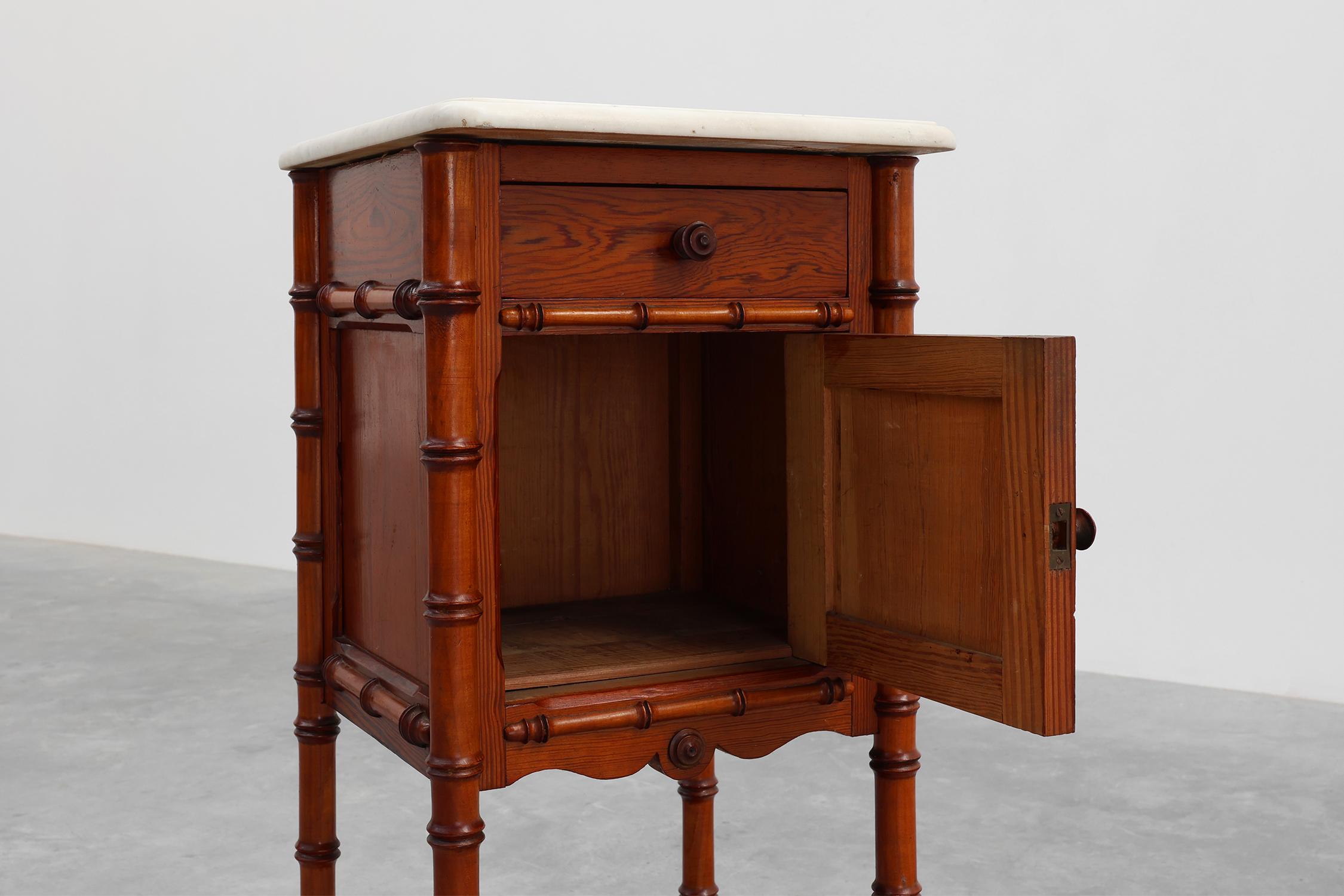 Late 19th century Faux bamboo and marble bedside table, France Bon état - En vente à Meulebeke, BE