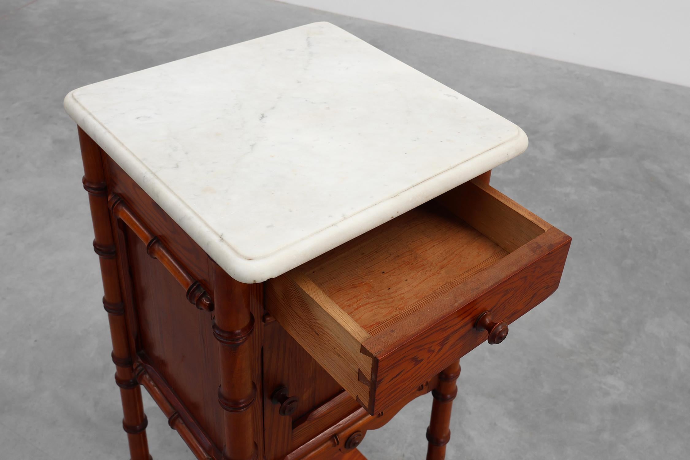 Marbre de Carrare Late 19th century Faux bamboo and marble bedside table, France en vente