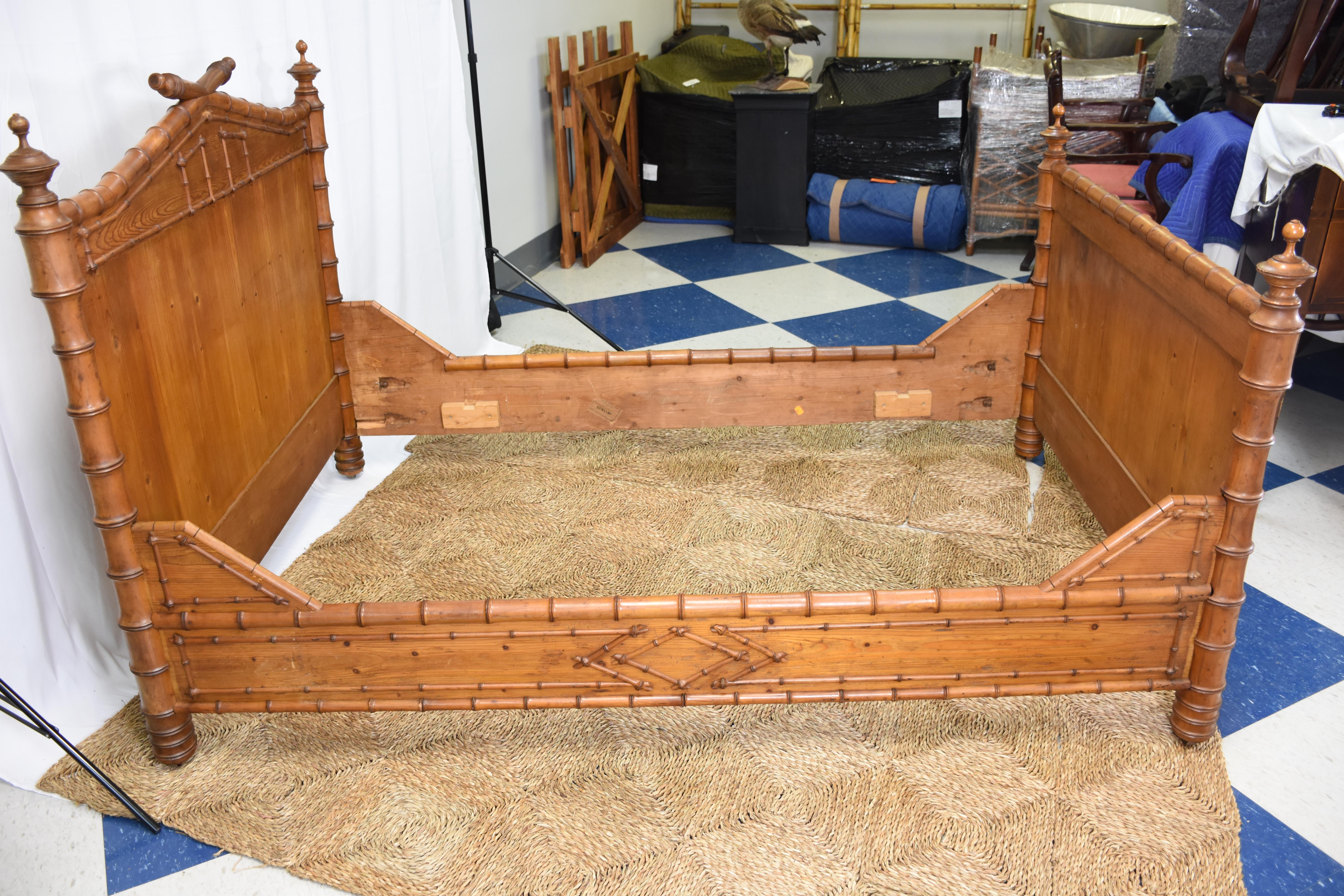 Magnifique lit français en faux bambou avec rails - Les rails mesurent 73 pouces de long chacun - Ce lit est une taille européenne qui peut facilement être convertie en une taille américaine en enlevant les rails et en attachant la tête et le pied