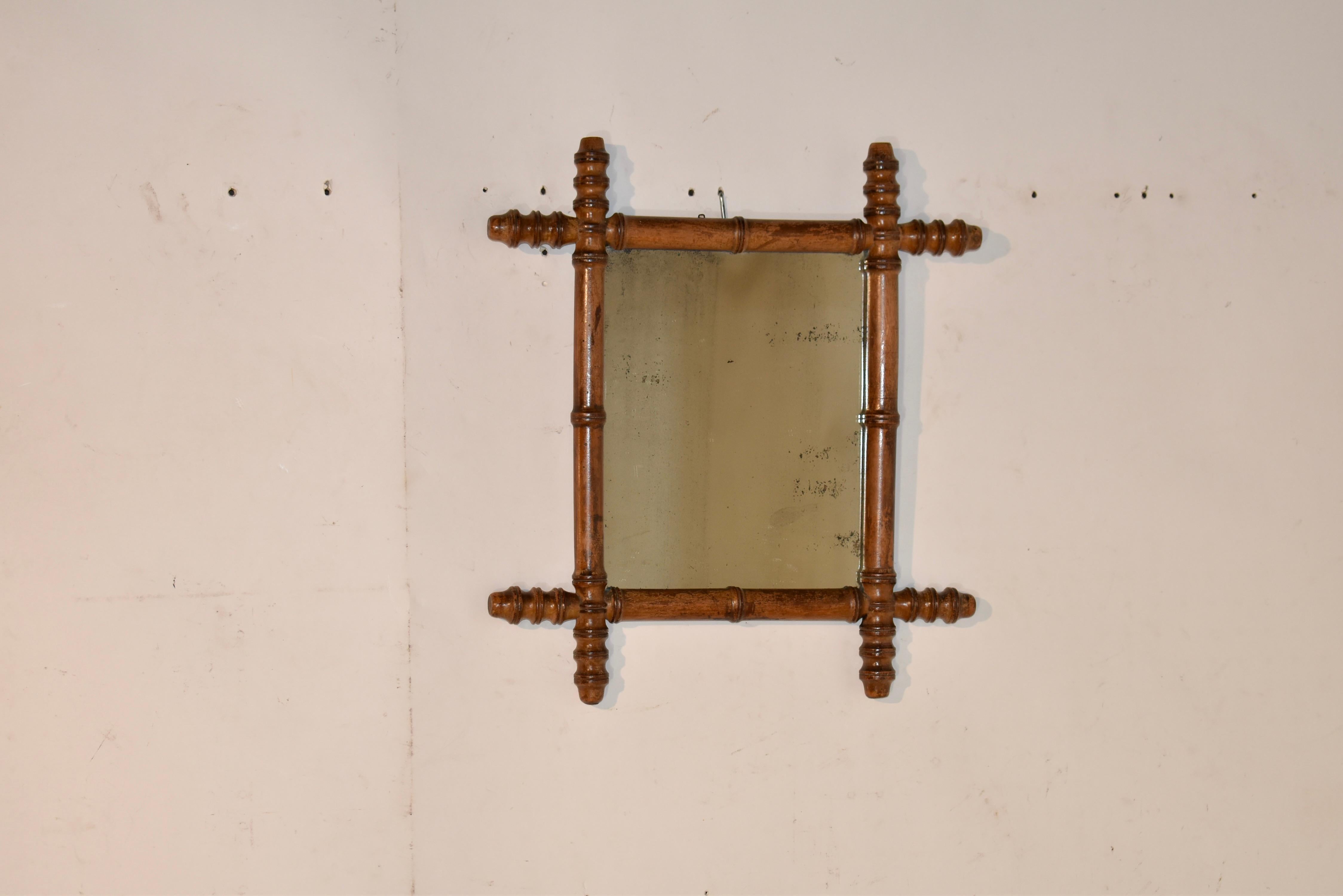 Specchio in finto bambù francese della fine del XIX secolo realizzato in ciliegio.  La cornice è ben tornita a mano per assomigliare al bambù e circonda quello che sembra essere il vetro originale.  Si tratta di piccoli specchi deliziosi da mettere