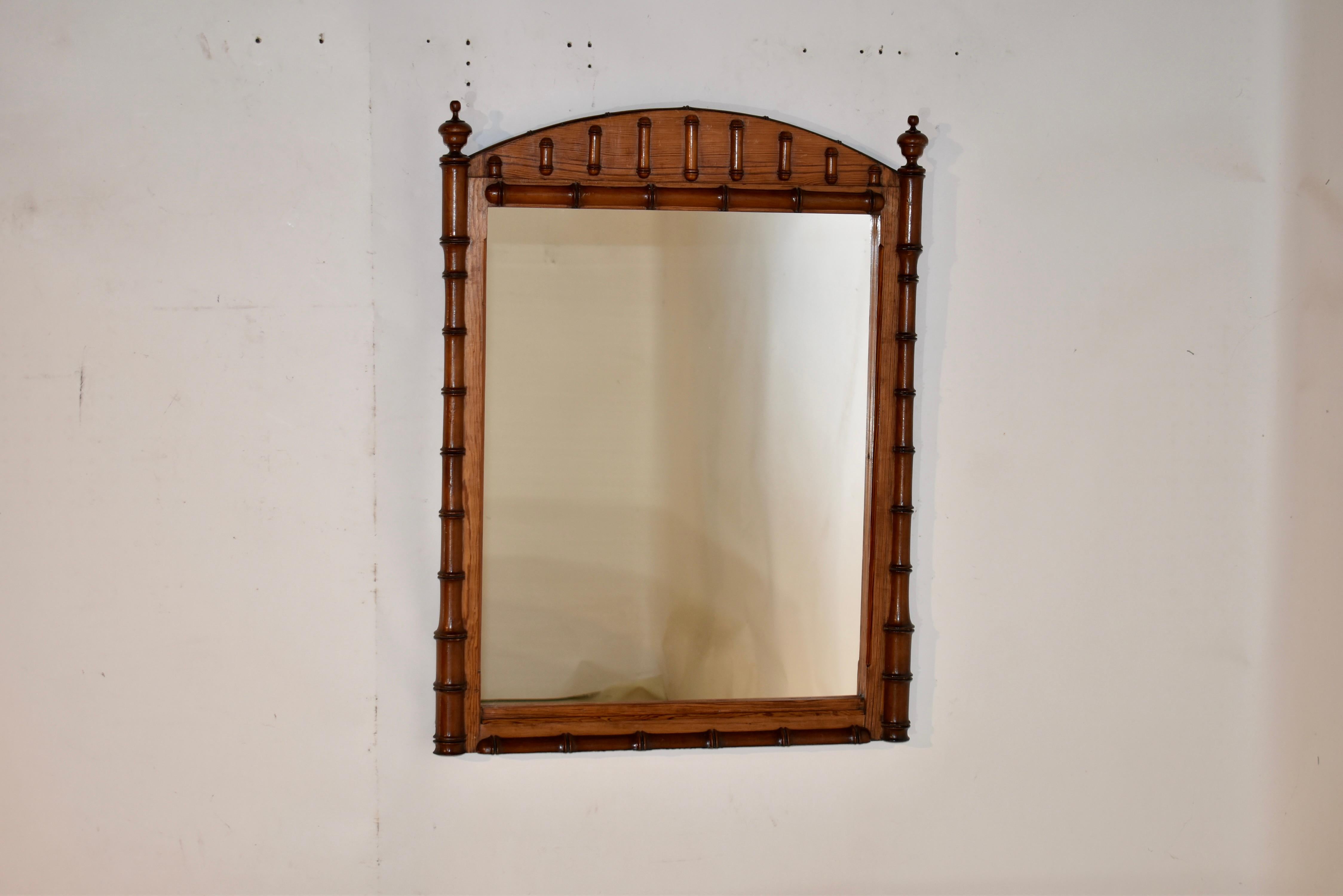 Miroir en faux bambou de la fin du 19e siècle.  Le cadre est en pitch-pin et les accents en faux bambou sont tournés à la main à partir de cerisier.  Il s'agit d'un très beau miroir qui mettra en valeur tout espace dans lequel il aura la chance