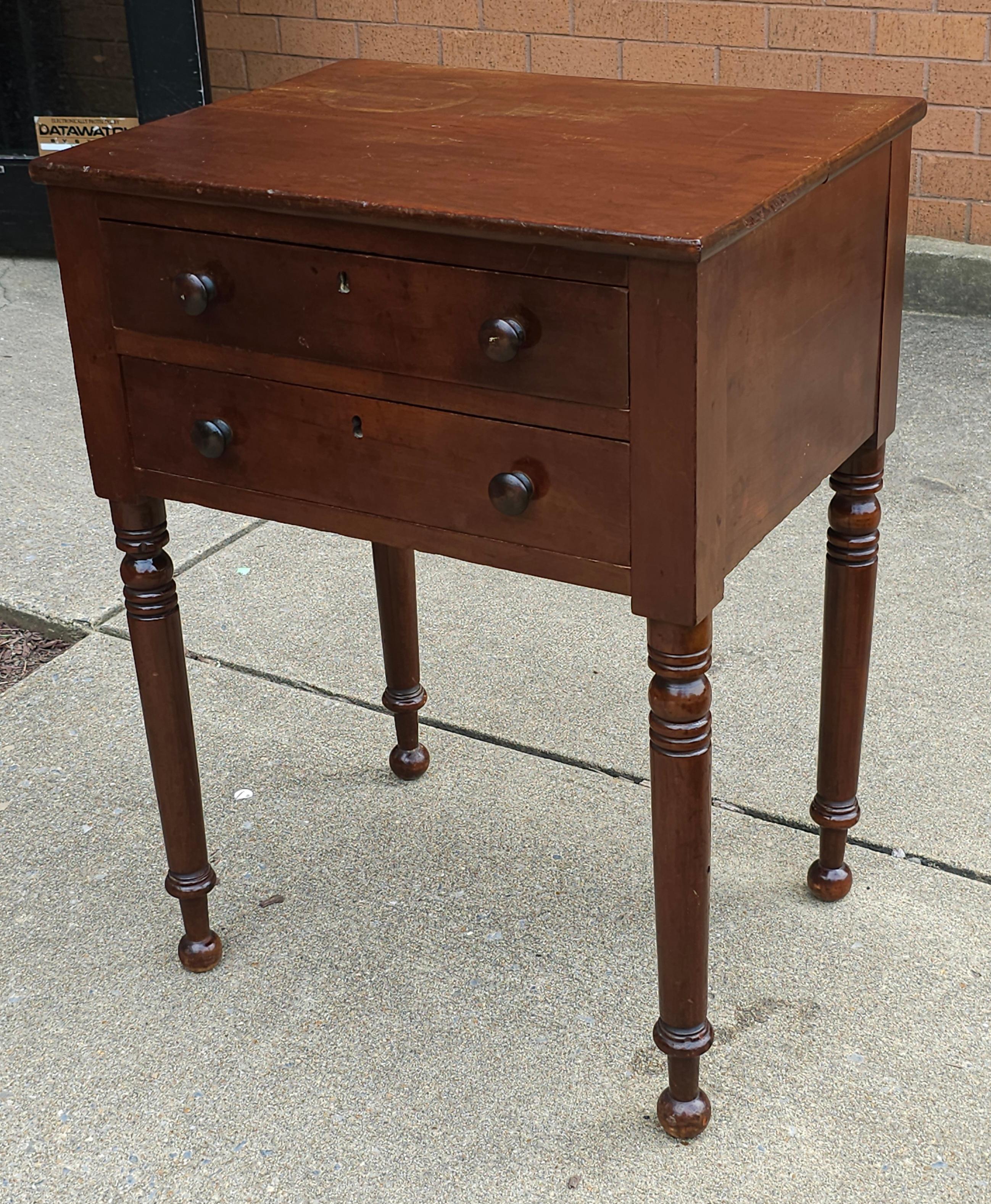 Table de travail à deux tiroirs en acajou de style fédéral de la fin du XIXe siècle en vente 3