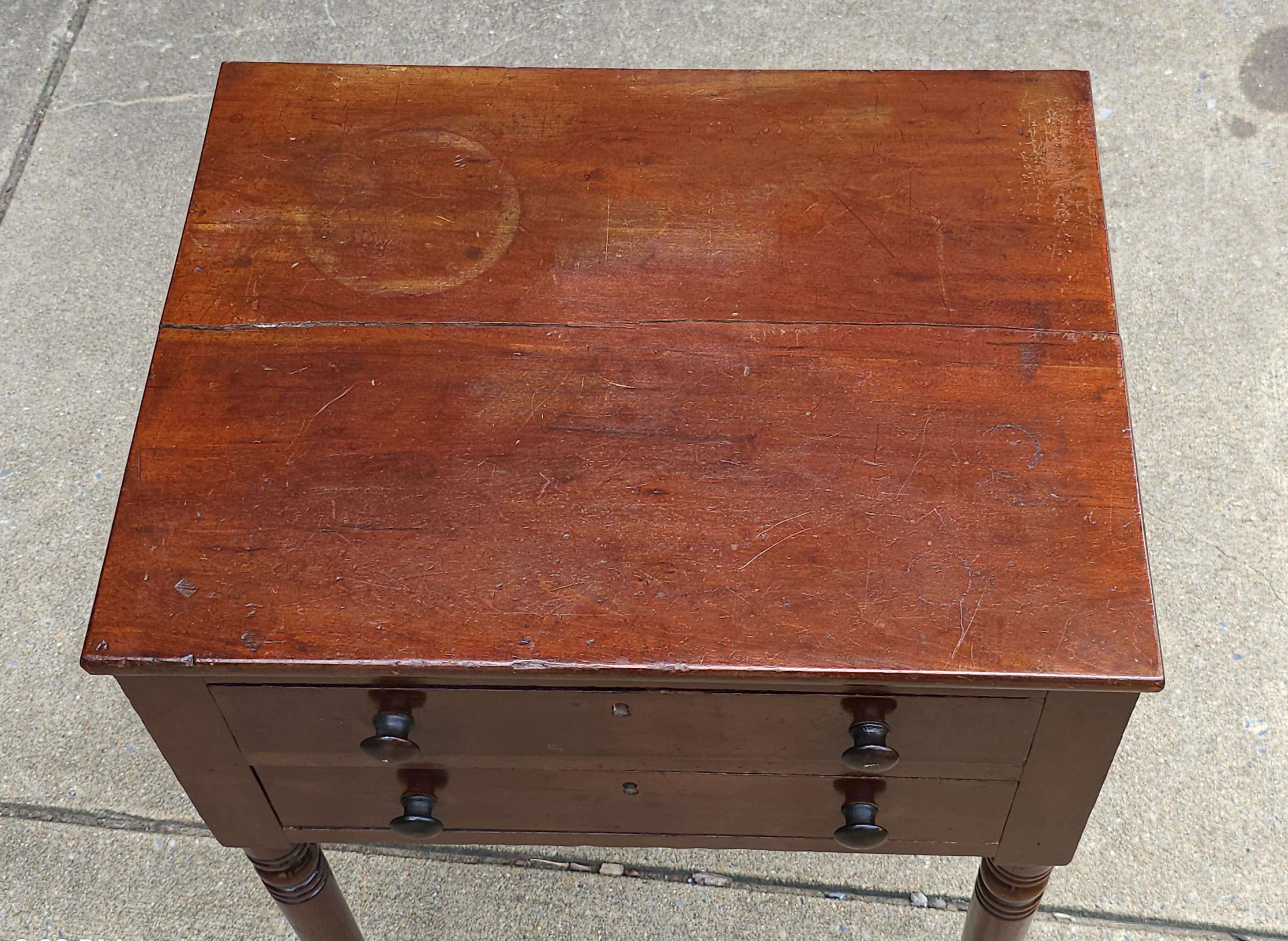 Table de travail à deux tiroirs en acajou de style fédéral de la fin du XIXe siècle en vente 4