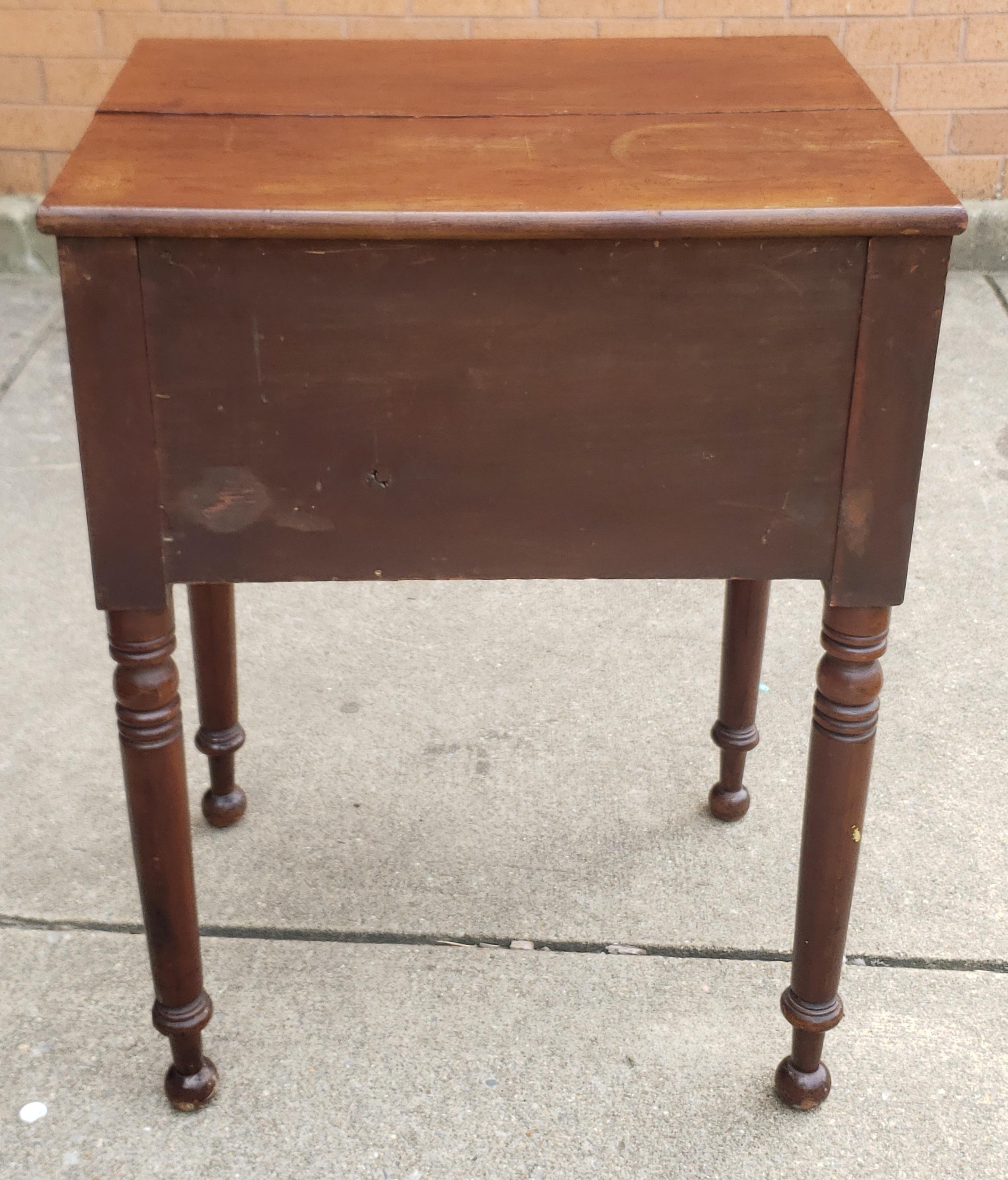 Table de travail à deux tiroirs en acajou de style fédéral de la fin du XIXe siècle.  Mesure 21,5