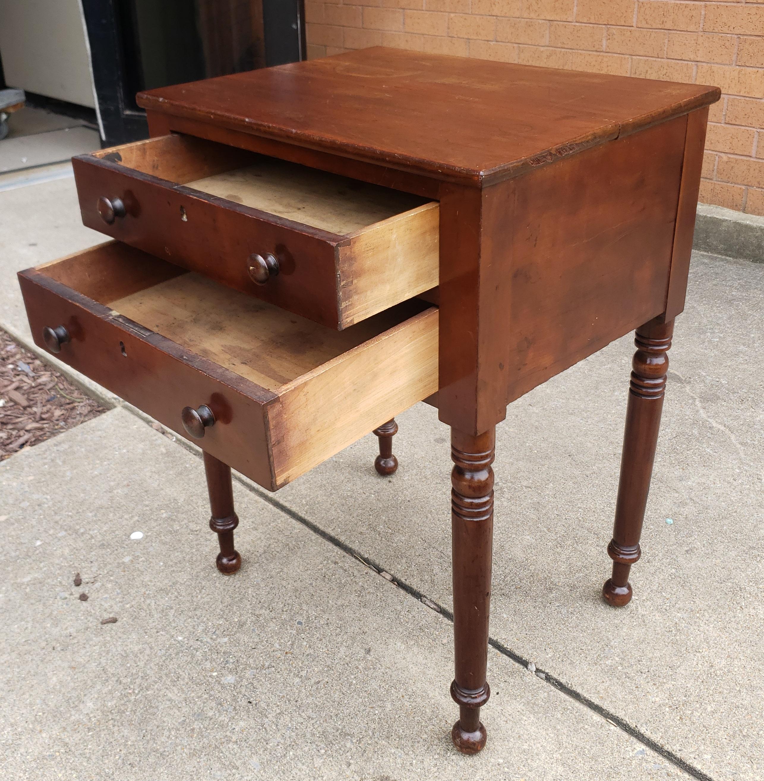 Victorien Table de travail à deux tiroirs en acajou de style fédéral de la fin du XIXe siècle en vente