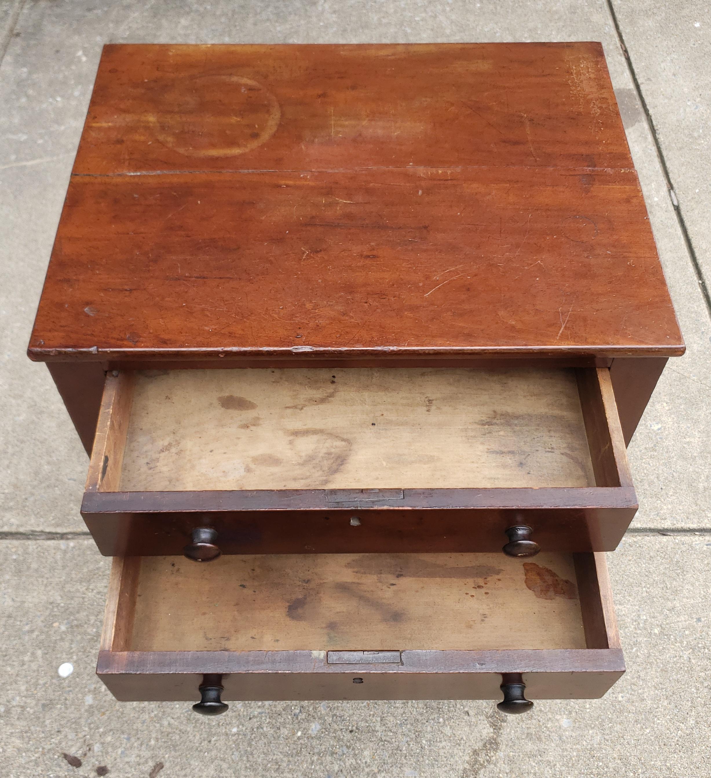 Américain Table de travail à deux tiroirs en acajou de style fédéral de la fin du XIXe siècle en vente