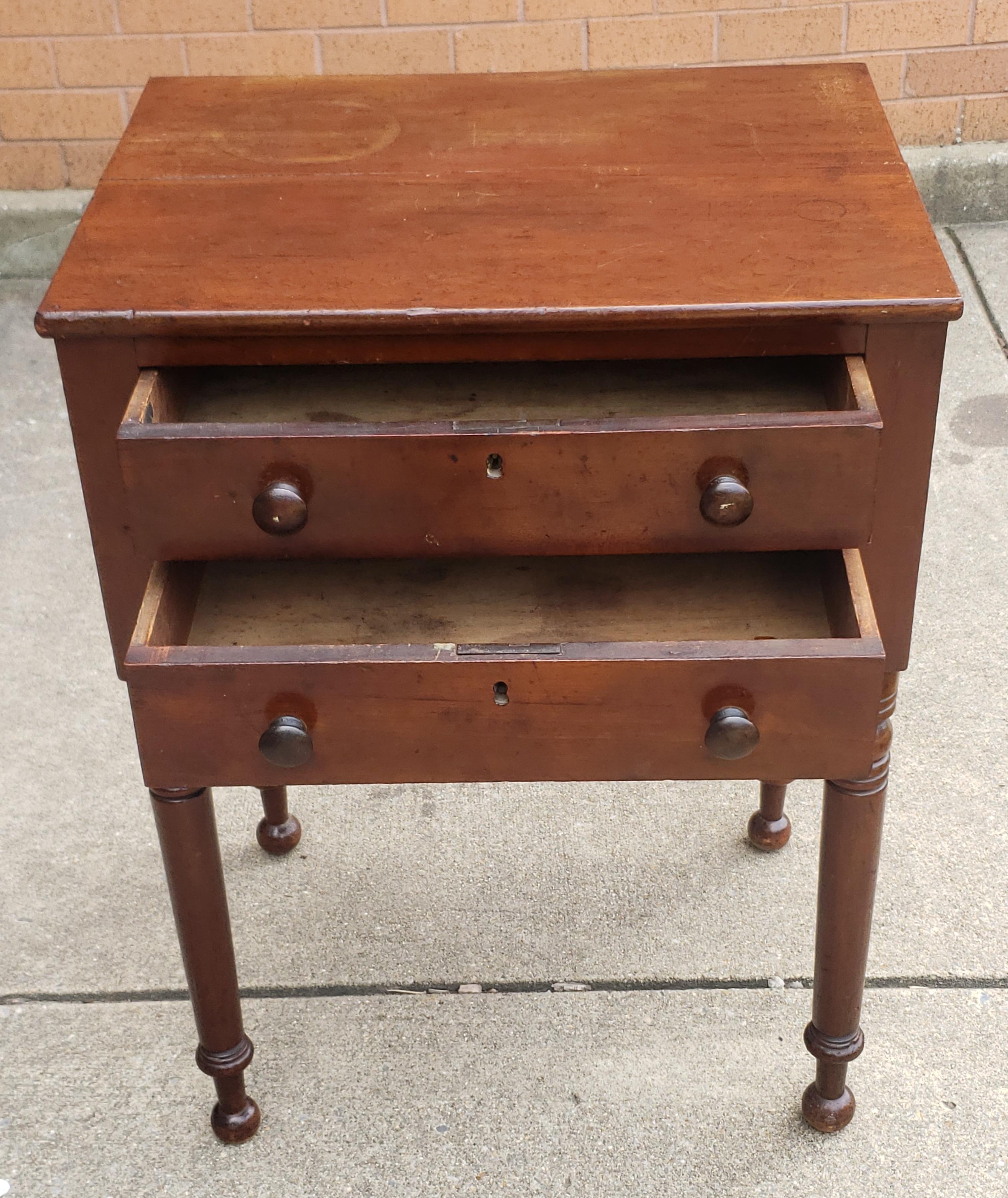 Autre Table de travail à deux tiroirs en acajou de style fédéral de la fin du XIXe siècle en vente