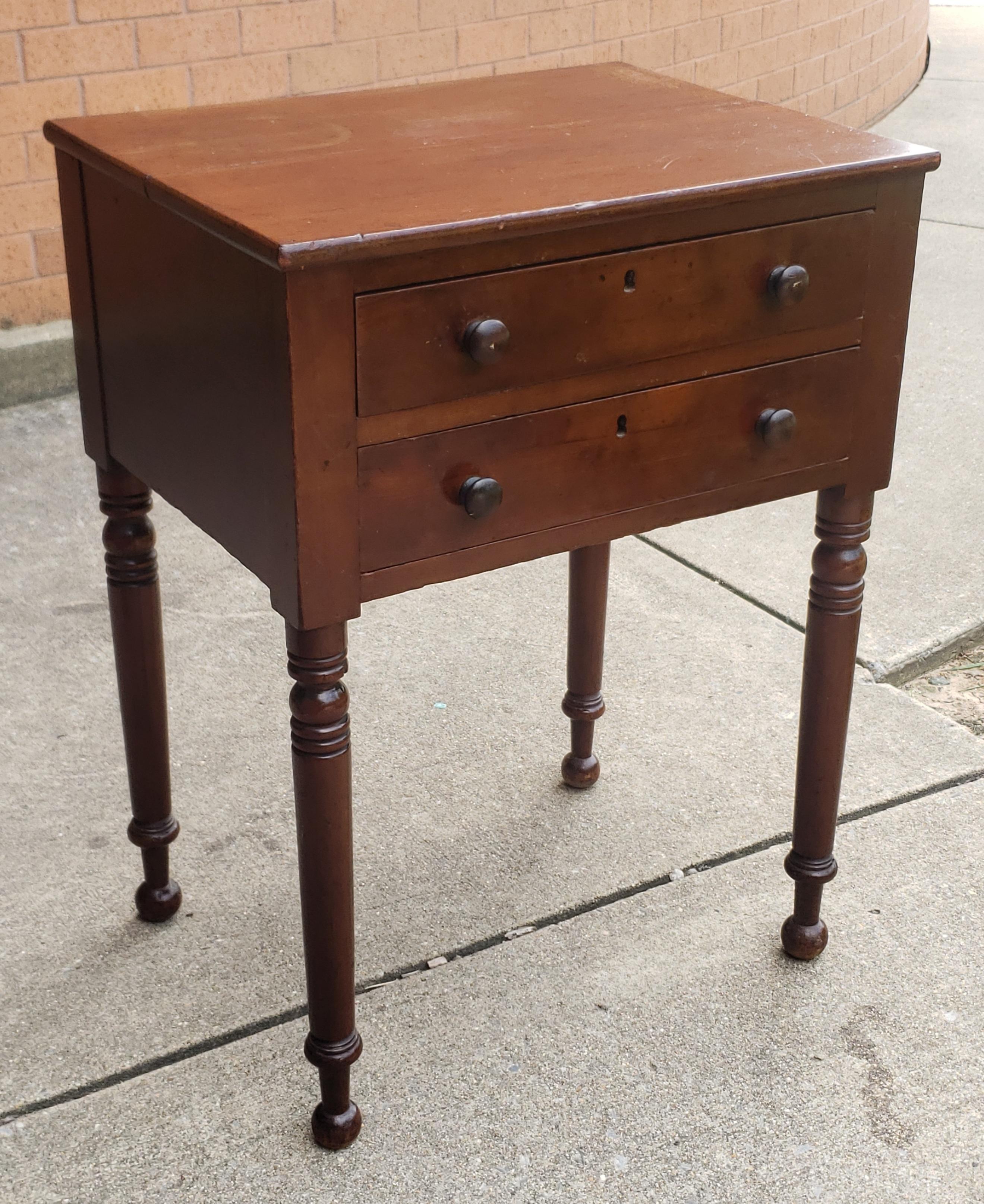 Table de travail à deux tiroirs en acajou de style fédéral de la fin du XIXe siècle Bon état - En vente à Germantown, MD