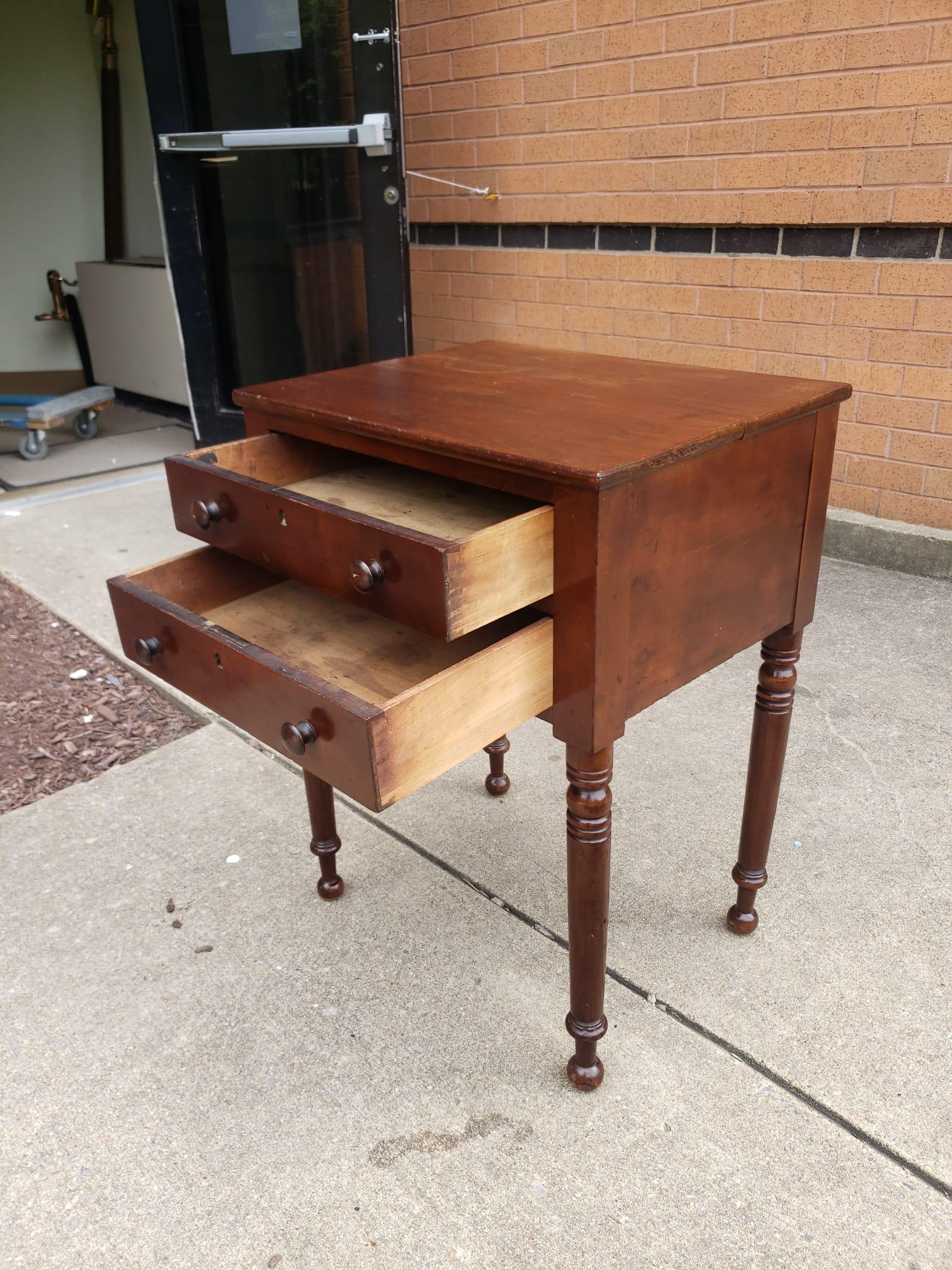 Acajou Table de travail à deux tiroirs en acajou de style fédéral de la fin du XIXe siècle en vente
