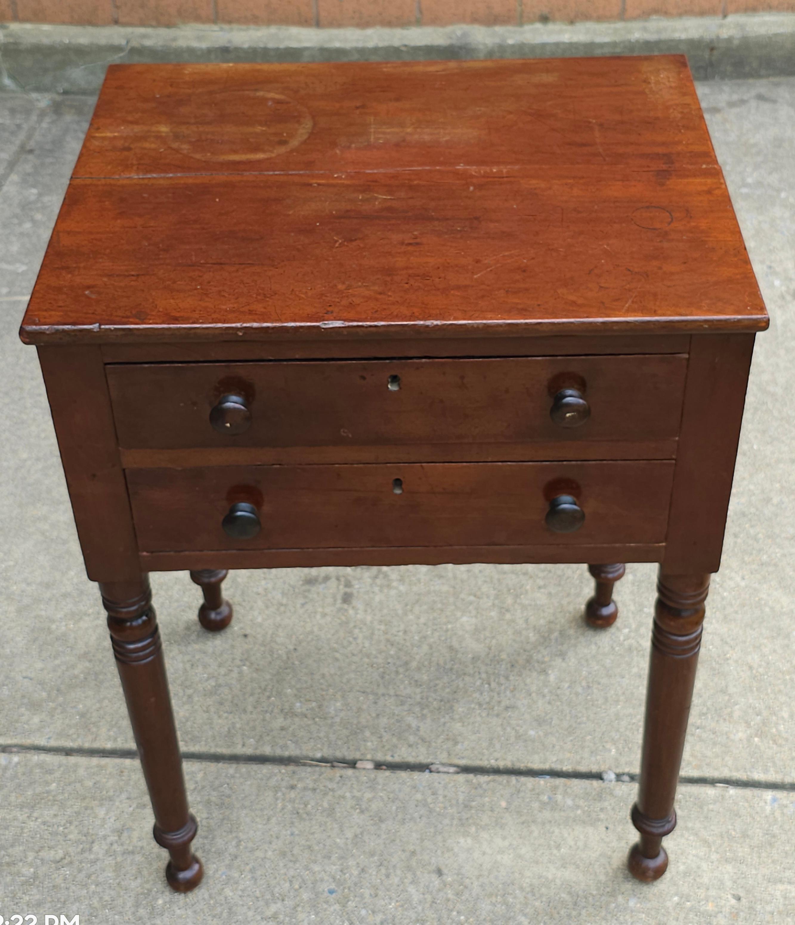Table de travail à deux tiroirs en acajou de style fédéral de la fin du XIXe siècle en vente 1