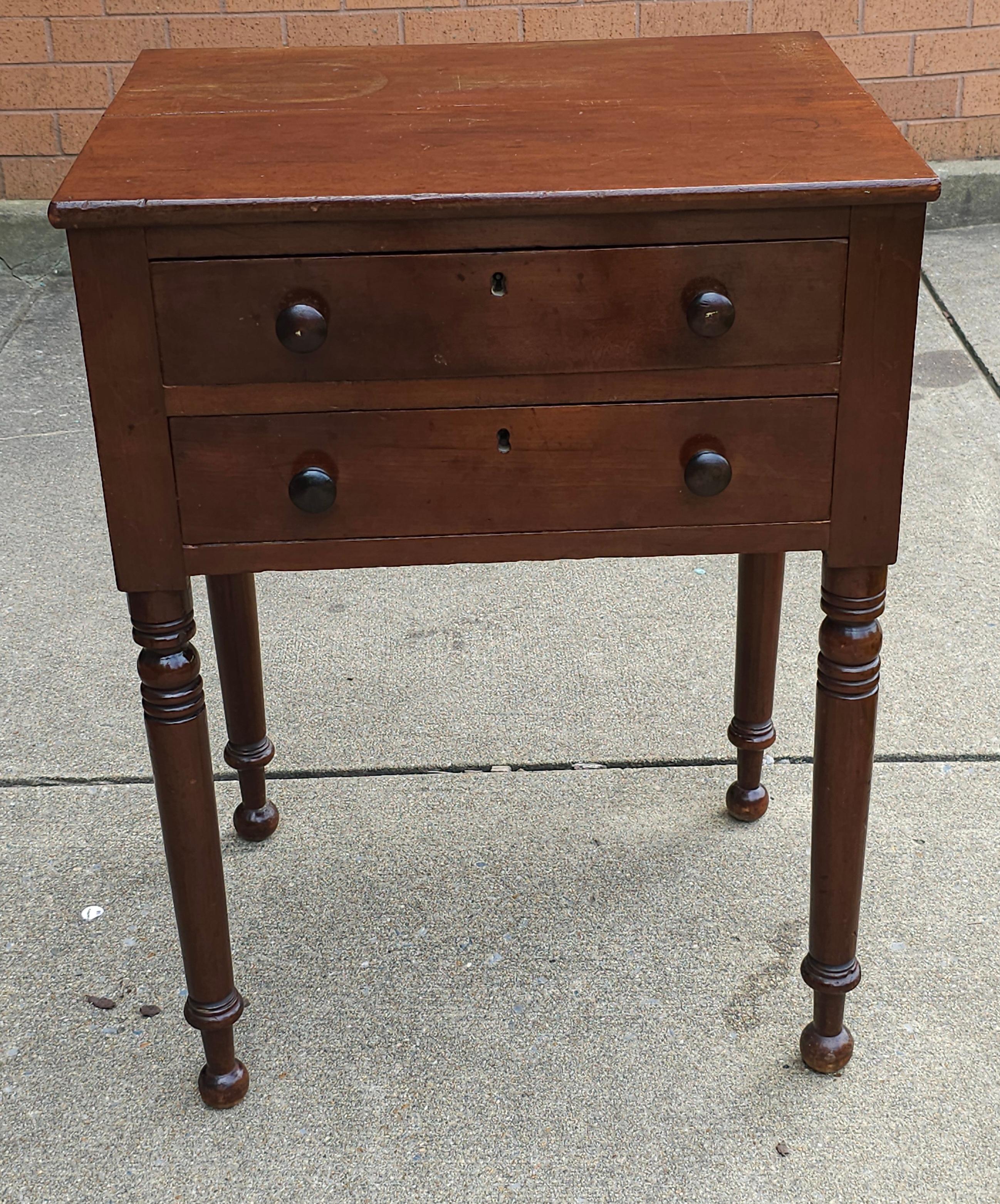 Table de travail à deux tiroirs en acajou de style fédéral de la fin du XIXe siècle en vente 2