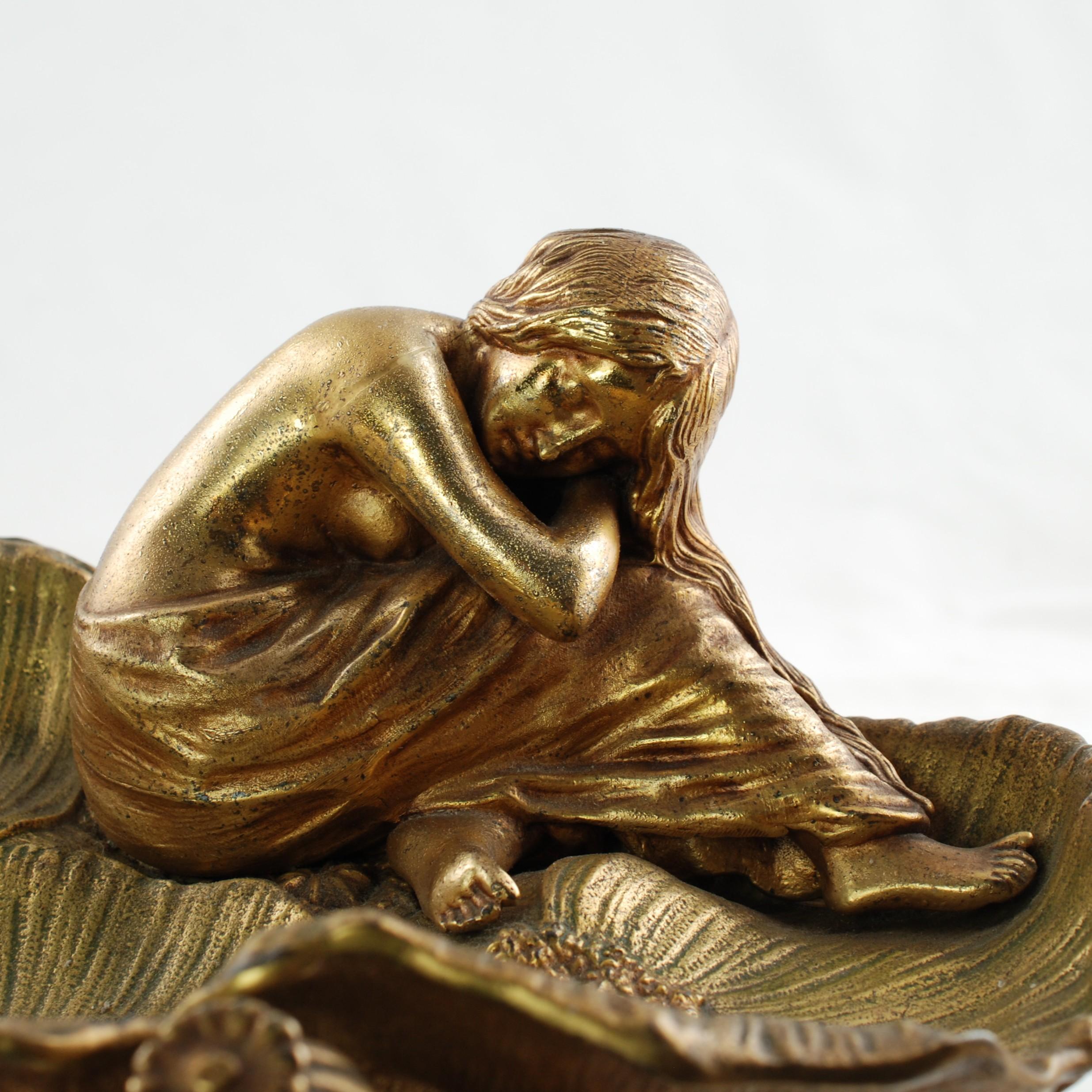 Art nouveau Fin du 19e siècle Bols à centre de table en forme de vierge et de fleurs de pavot en vente